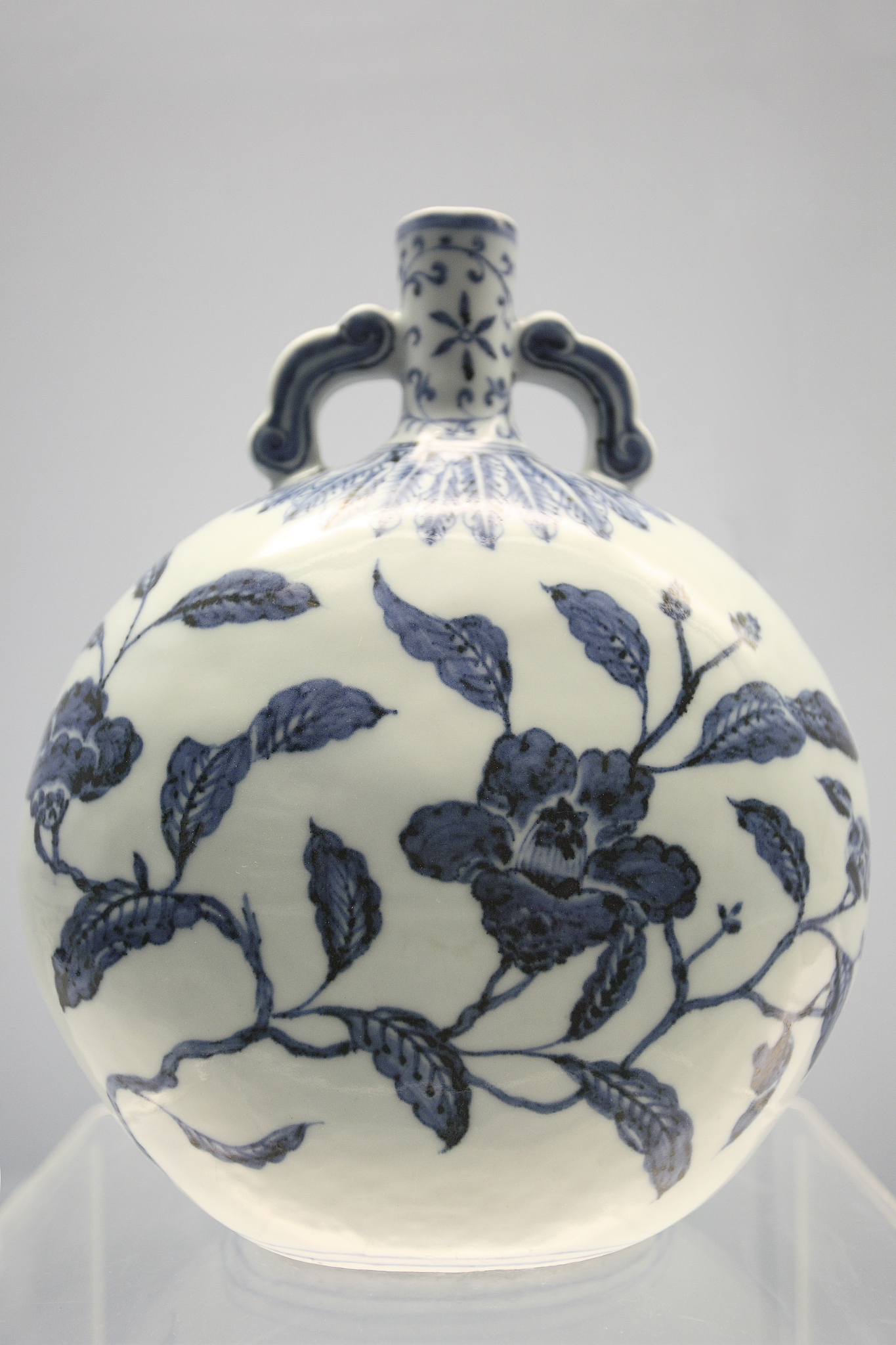 铜雕八仙人物花口瓶底款乾隆年制值帮我用210字详细描述