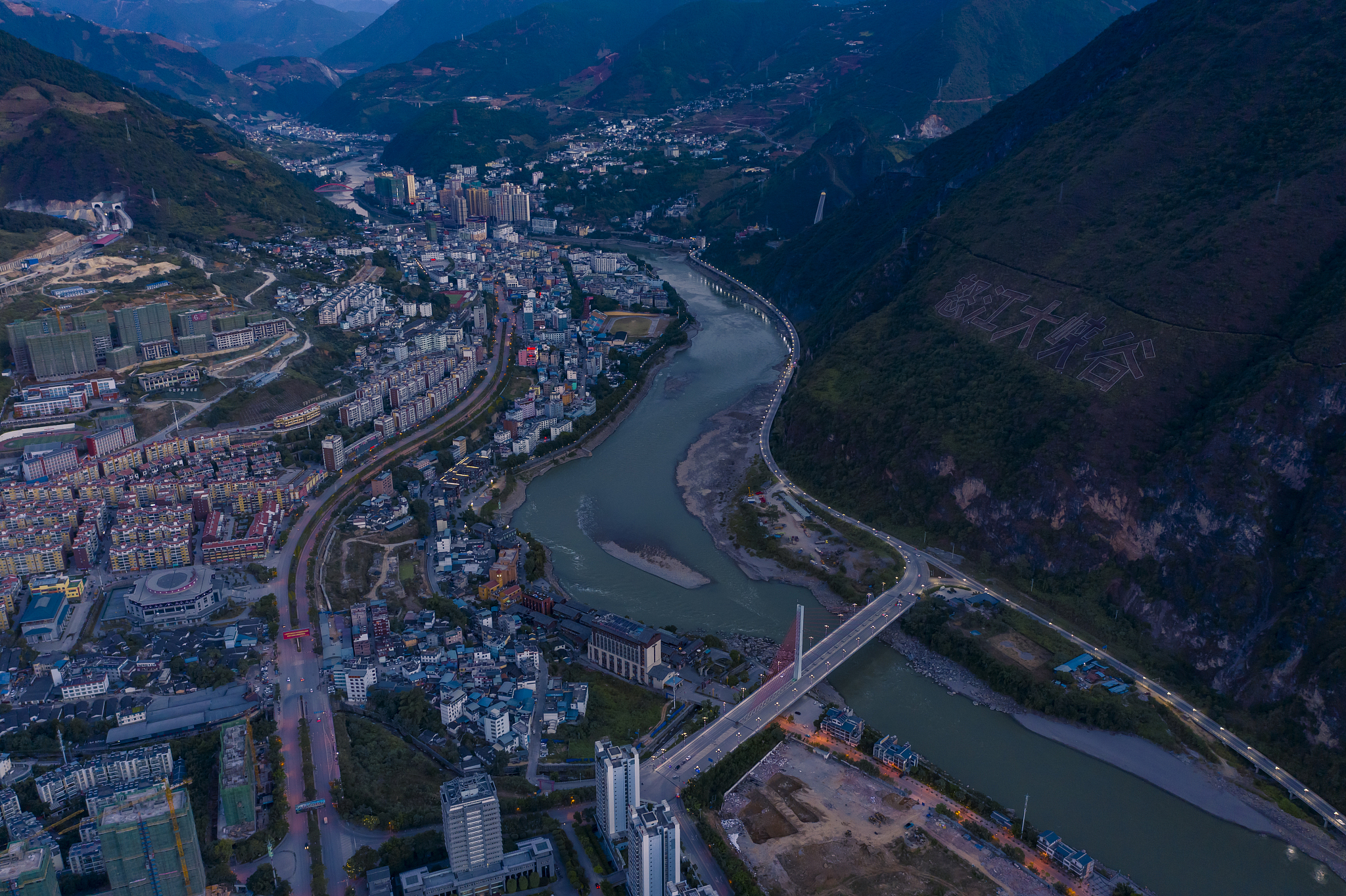 金沙江滨江旅游城市：探索自然之美，感受文化之魅