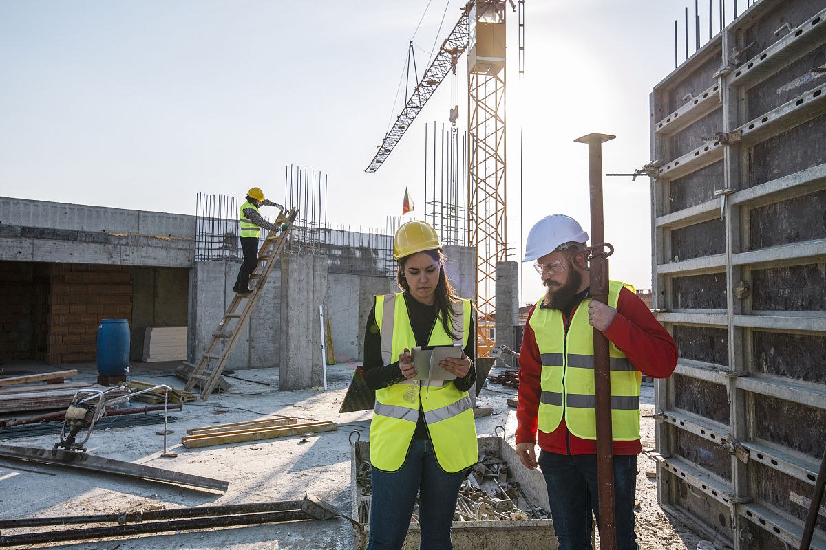 写一篇关于新形势下建筑施工安全管理中技术进步与工程复杂性增加方面的挑战写成一段话的形式。