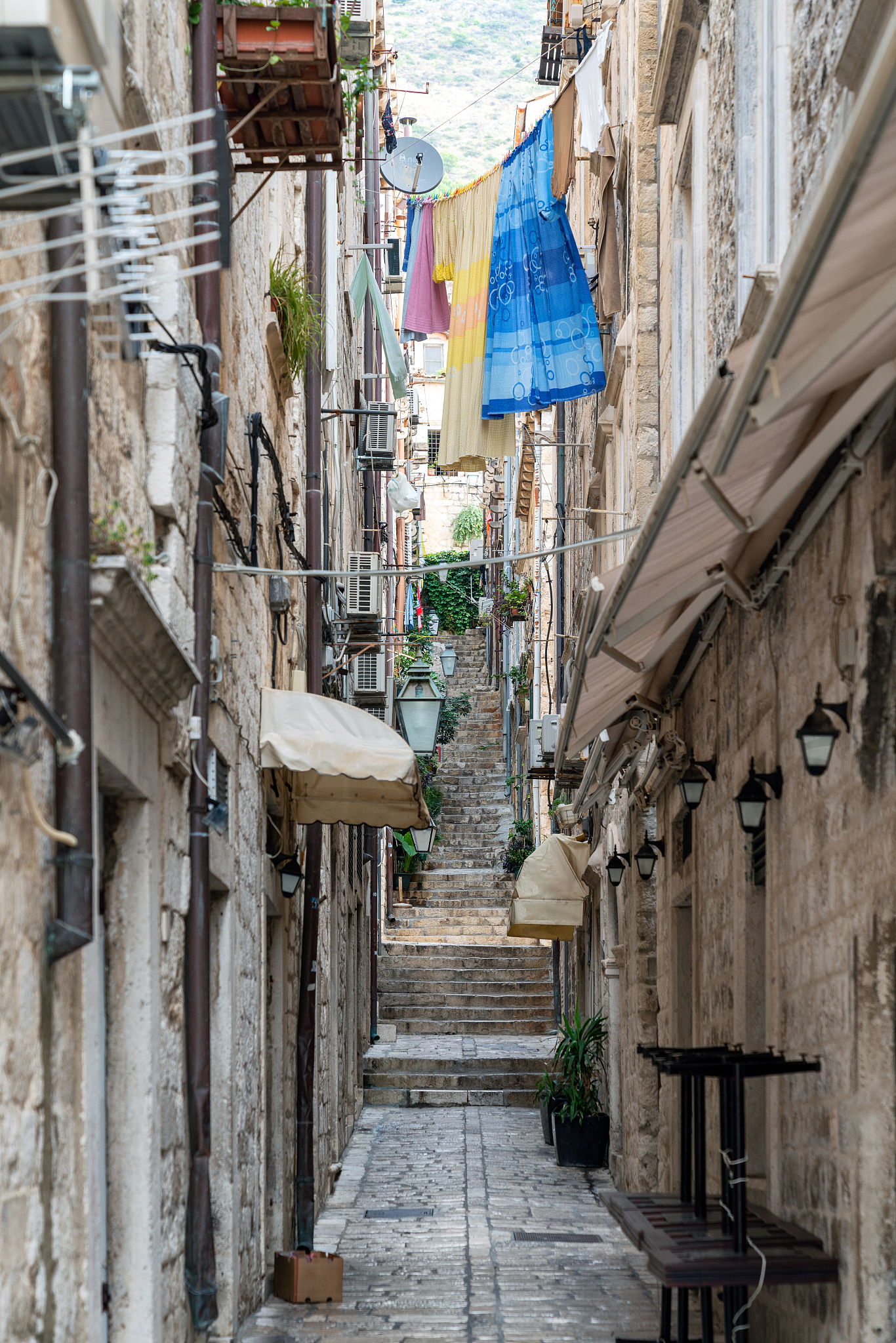 narrow street in dubrovnik old town