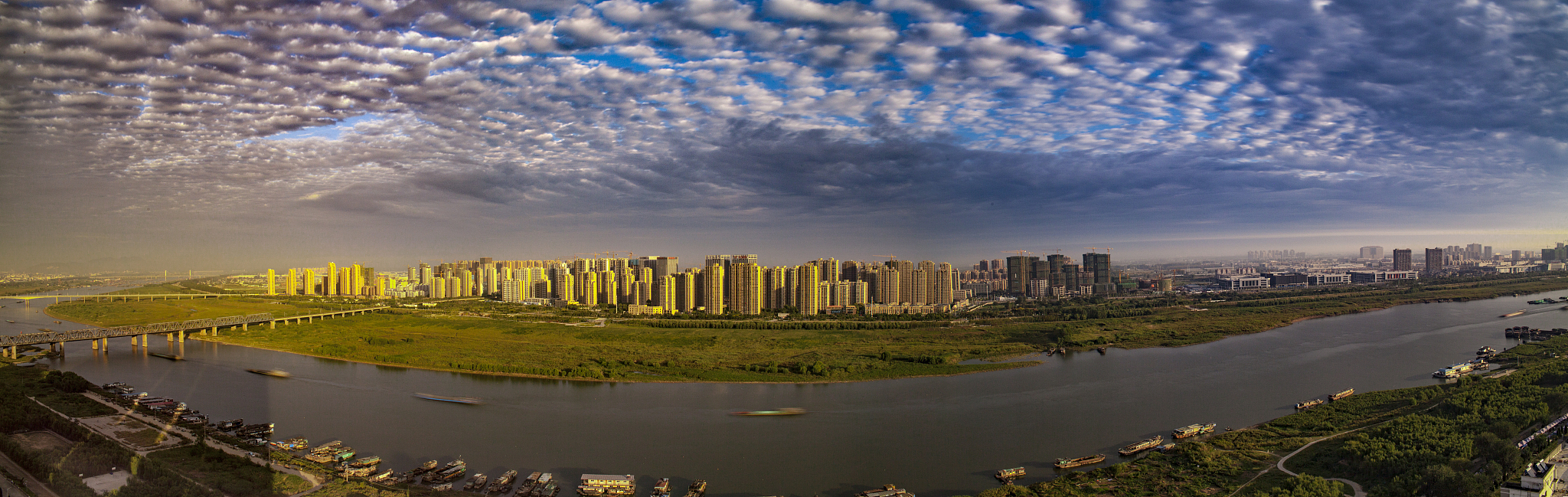 安徽蚌埠淮河鱼鳞云全景图