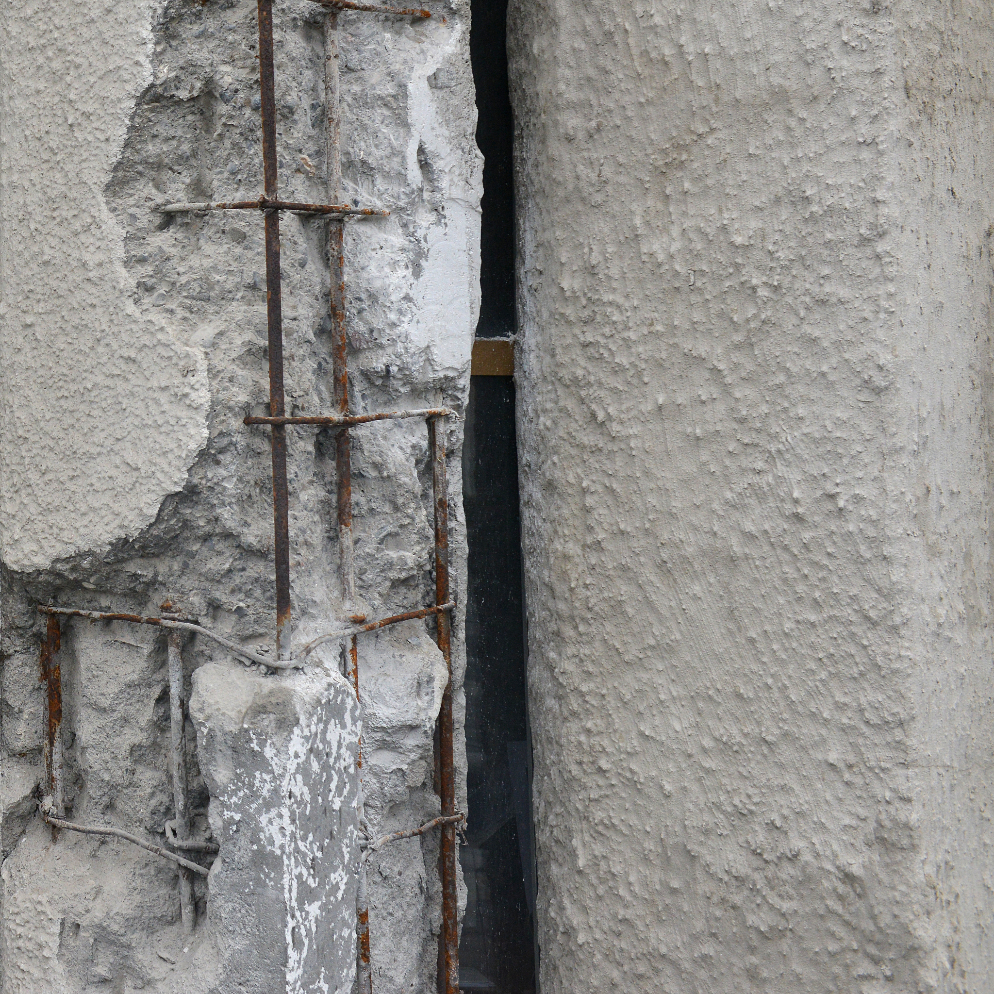 请列举《混凝土结构裂缝的产生原因及防治措施》的国外相关研究的作者