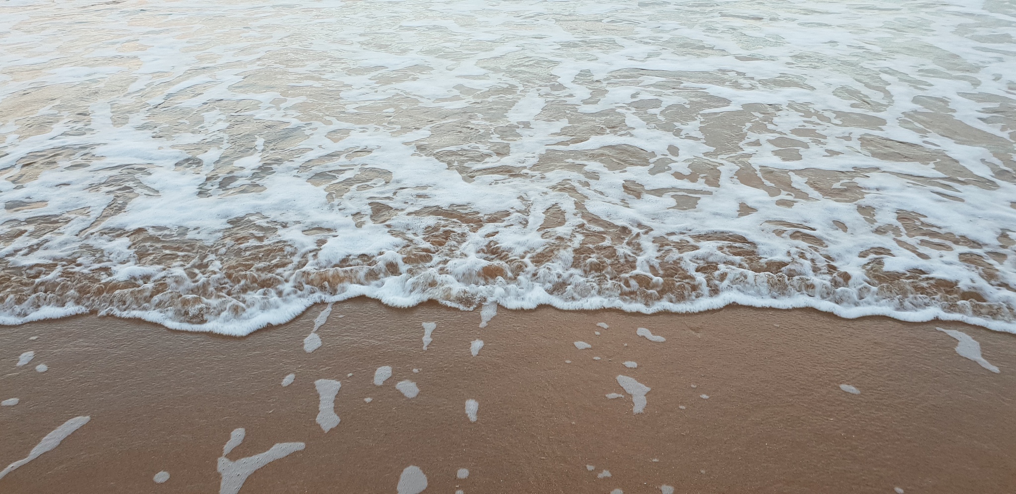 Mature woman beach bikini sunlight sand waves翻译成中文