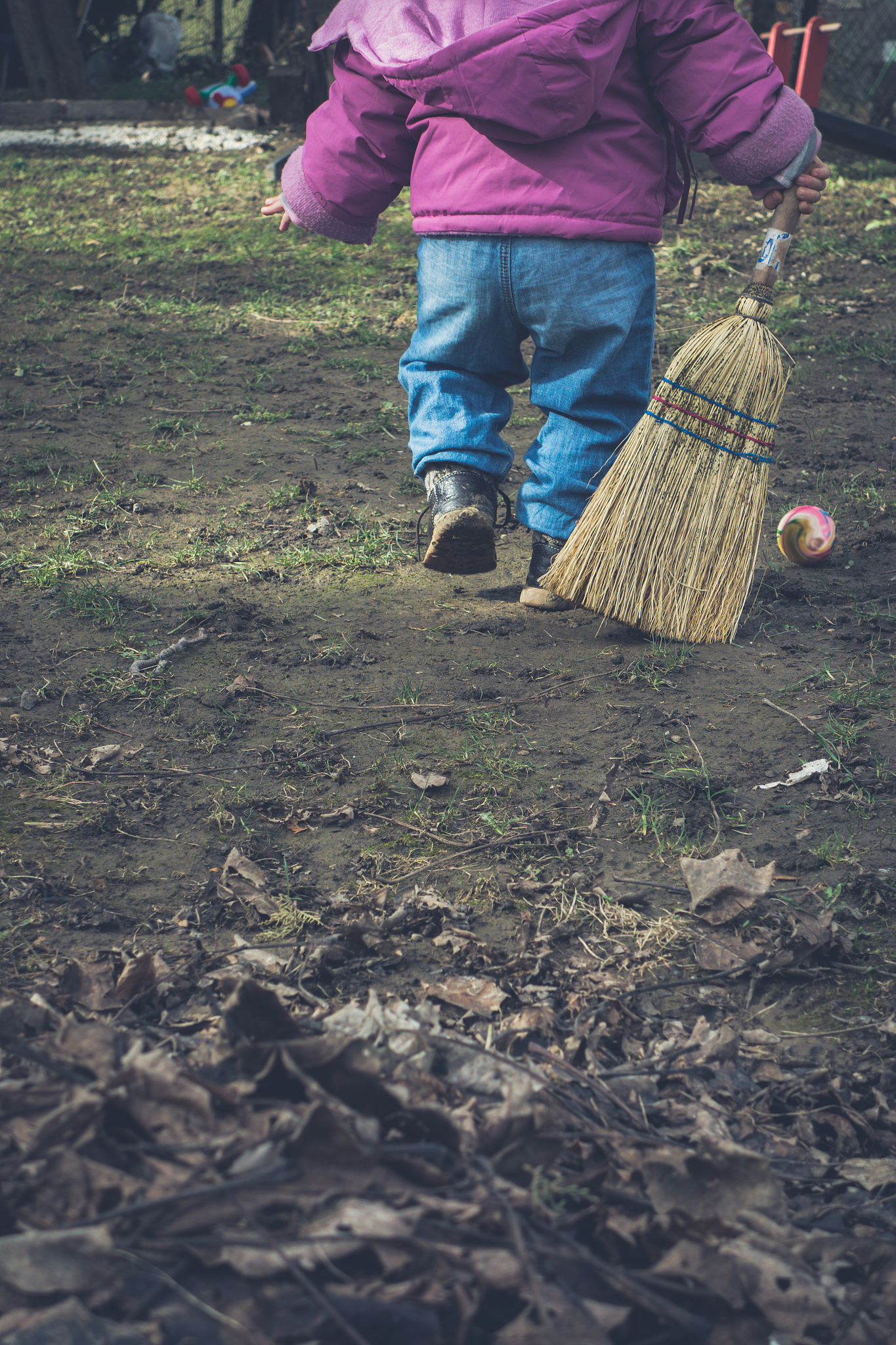 我清楚地记得妈妈拖着粗麻袋穿过绿树成荫的郊区街道麻袋里面装满了丰富的当季堆肥材料可用作花园覆盖物或堆肥基质。将这句话处理成流畅通顺符合中国人表达习惯的语言