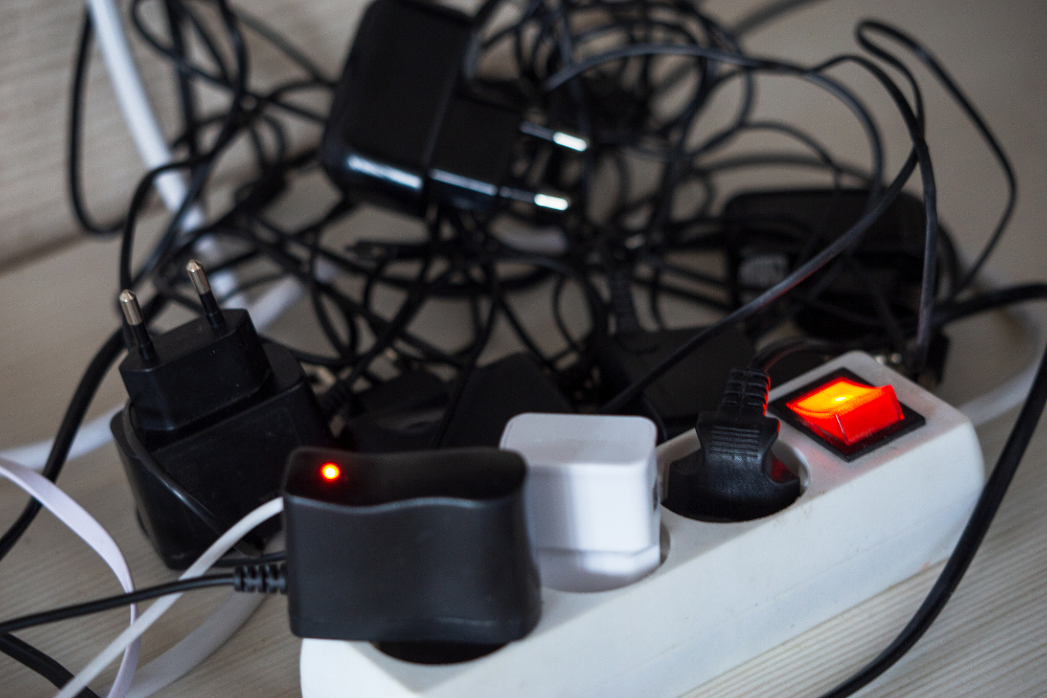 岚皓按摩电竞椅使用什么电源帮我用180字详细描述