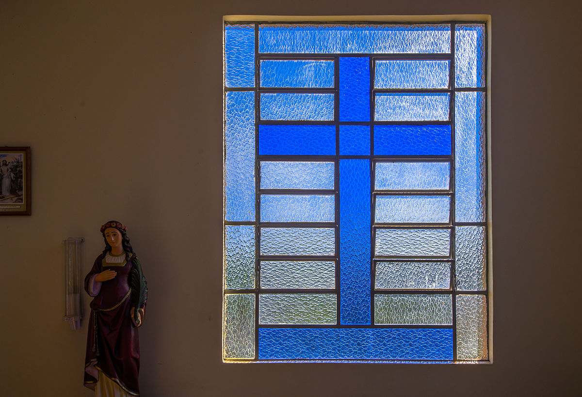 此外民族地区也是宗教文化复杂的地区数千年历史文化积淀下来的各类宗教有其弘扬民族文化、保持社会稳定的积极一面。但若不能正确对待和创新那么在经济社会发展落后的地区宗教文化中的一些不合理因素也会成为消极因素。当前两方面影响值得重视一是宗教文化中与先进生产力及其所代表的先进文化之间不相容的落后意识会影响到民族地区的经济发展和社会进步。二是由于存在语言、文化、宗教差异等原因民族关系容易受到国际因素的影响特别