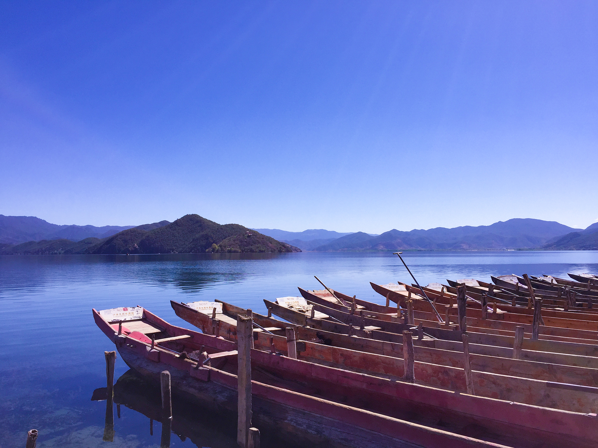 云南泸沽湖旅游攻略：最佳时间、交通、住宿、活动、美食和注意事项