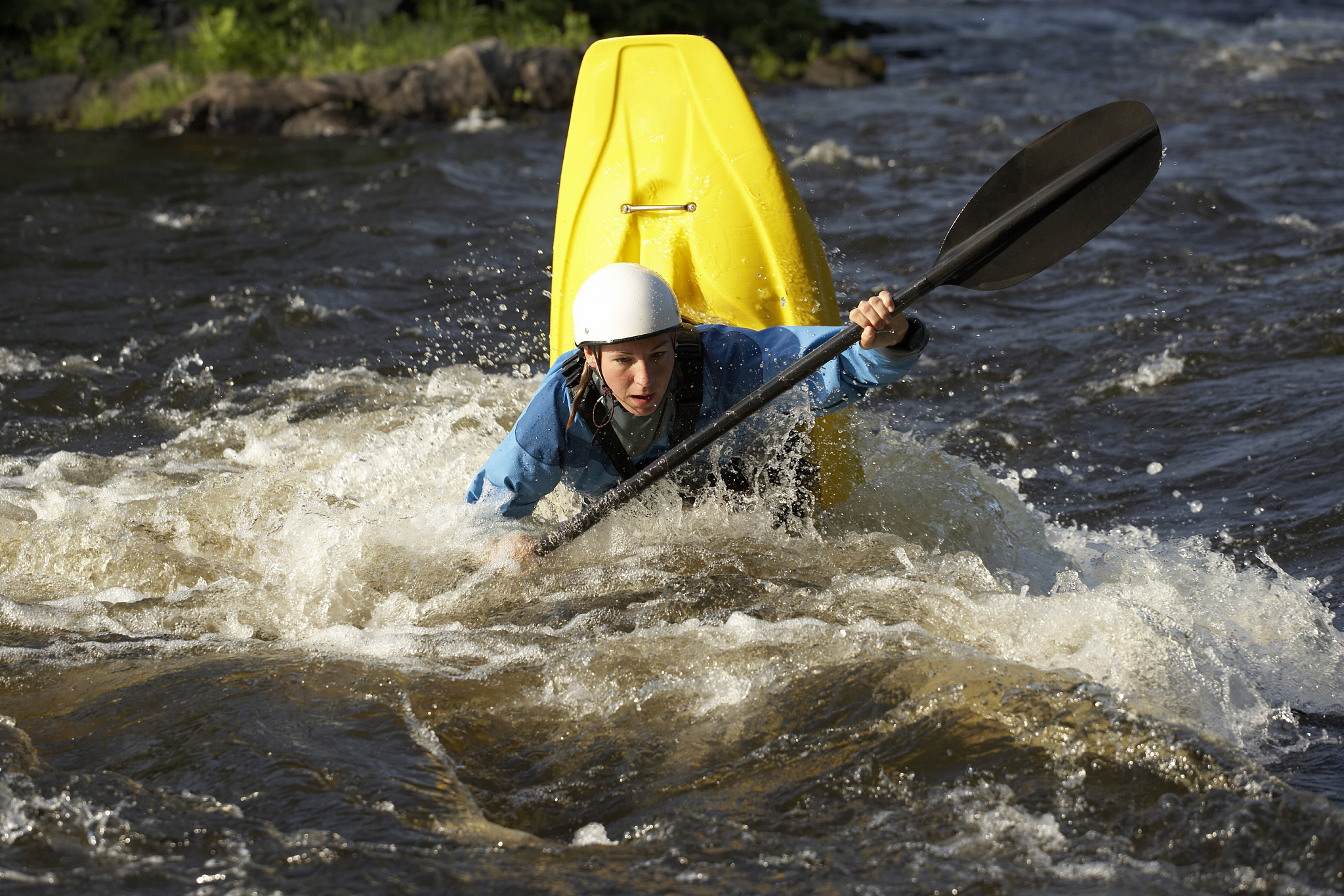 如何躲避追击？我们在急流中乘坐木筏！