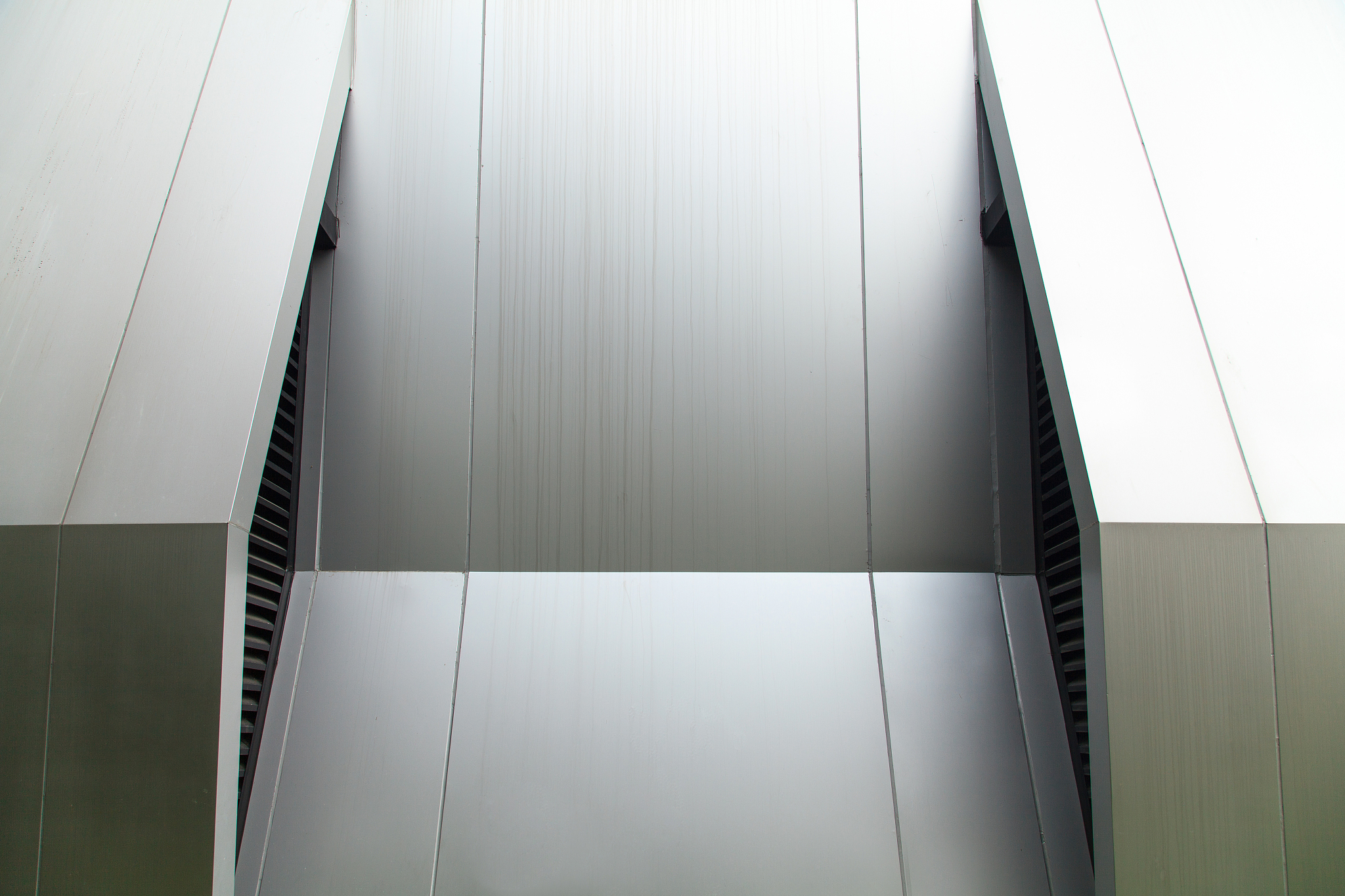 建造金属车库墙板：优缺点及选择指南