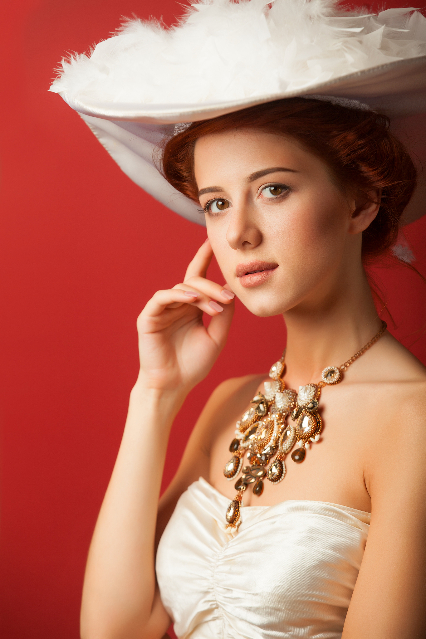 edwardian women with necklace