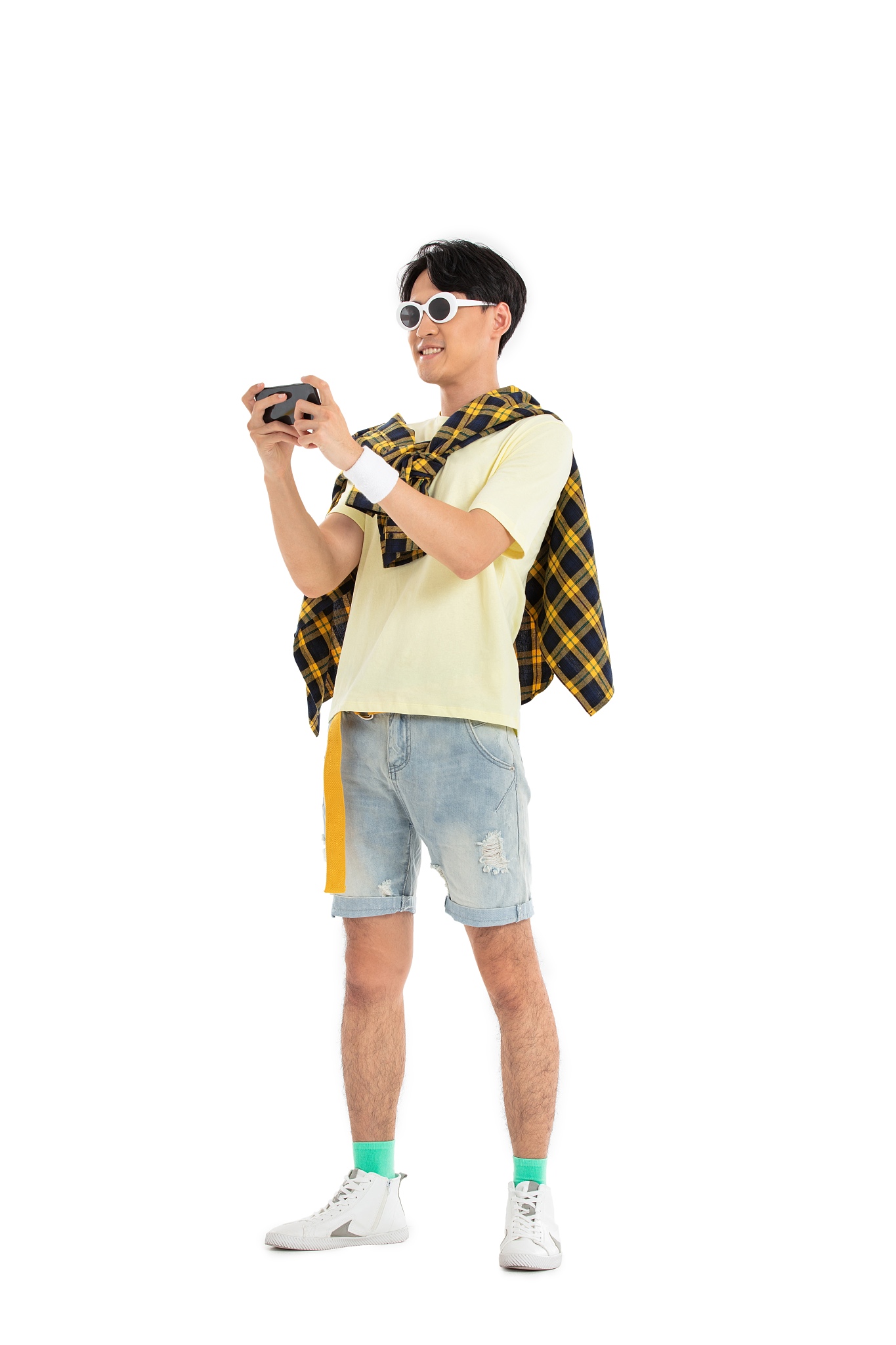 带着彩色眼镜耍酷的年轻男生