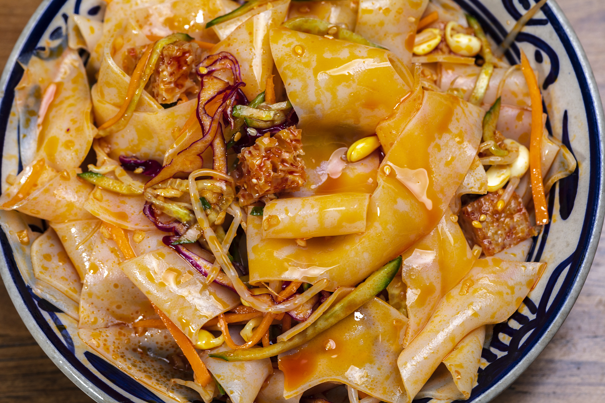 汉中面皮：陕西特色美食，手工制作，口感细腻