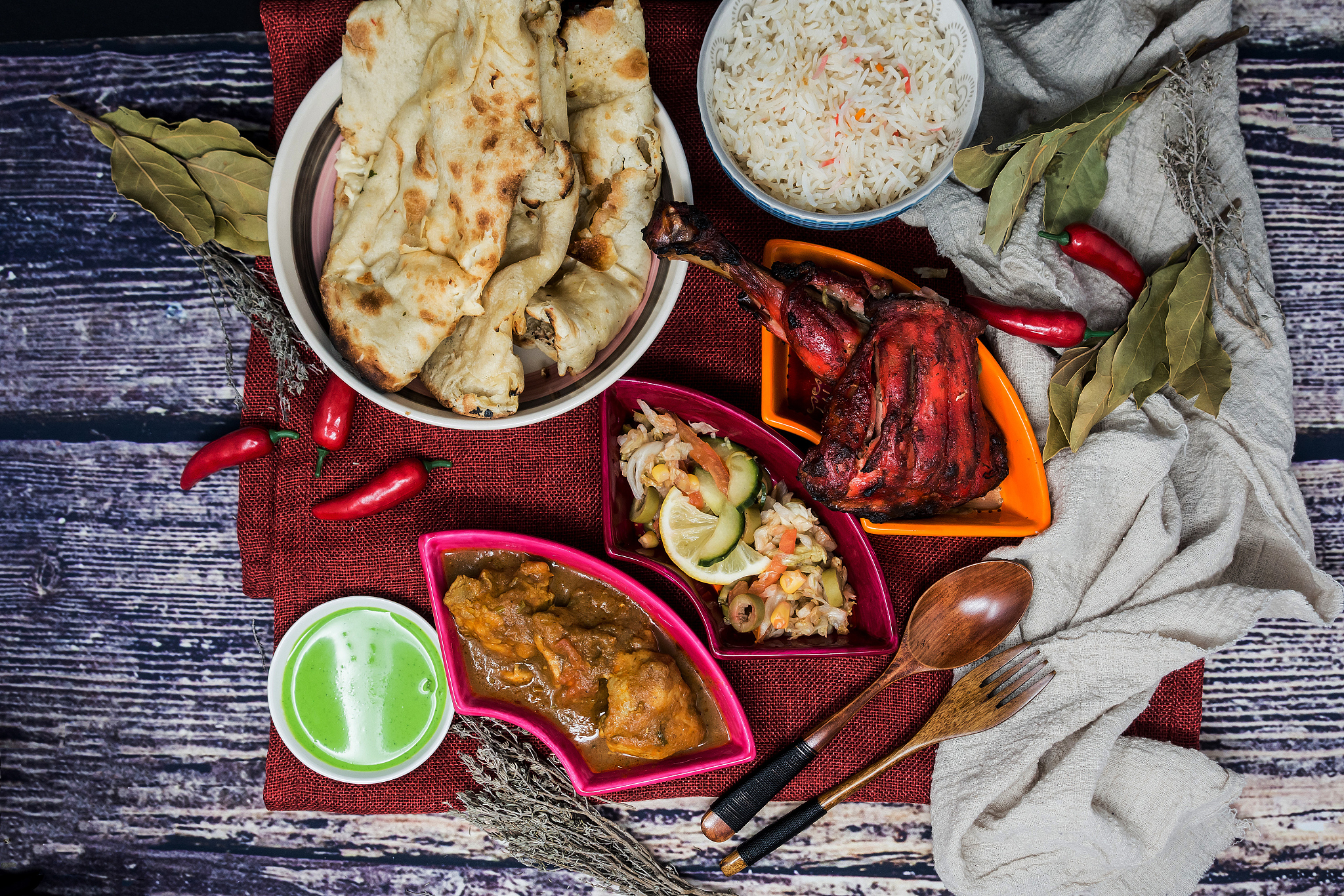 四级英语翻译生活在中国不同地区的人们饮食多种多样。北方人主要吃面食南方人大多吃米饭。在沿海地区海鲜和淡水水产品在人们饮食中占有相当大的比例而在其他地区人们的饮食中内类和奶制品更为常见。四川湖南等省份的居民普遍爱吃辛辣食物而江苏和浙江人更喜欢甜食然而因为烹任方式各异同类食物的味道可能会有所不同。