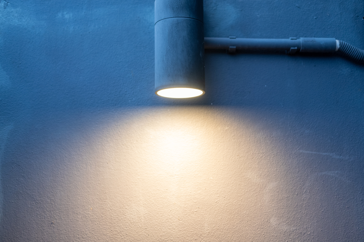 我们如何轻松地放置—盏灯让它从物体的特定点反射出来 A使用高光放置工具 B使用其他突出显示选项 C无需工具如果我们知道反射角度我们可以通过两次单击手动定位它 D球形光源很容易被任何表面捕获