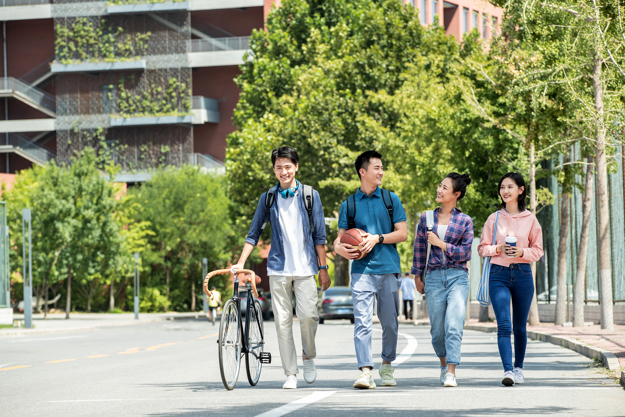 快乐的大学生在校园里步行
