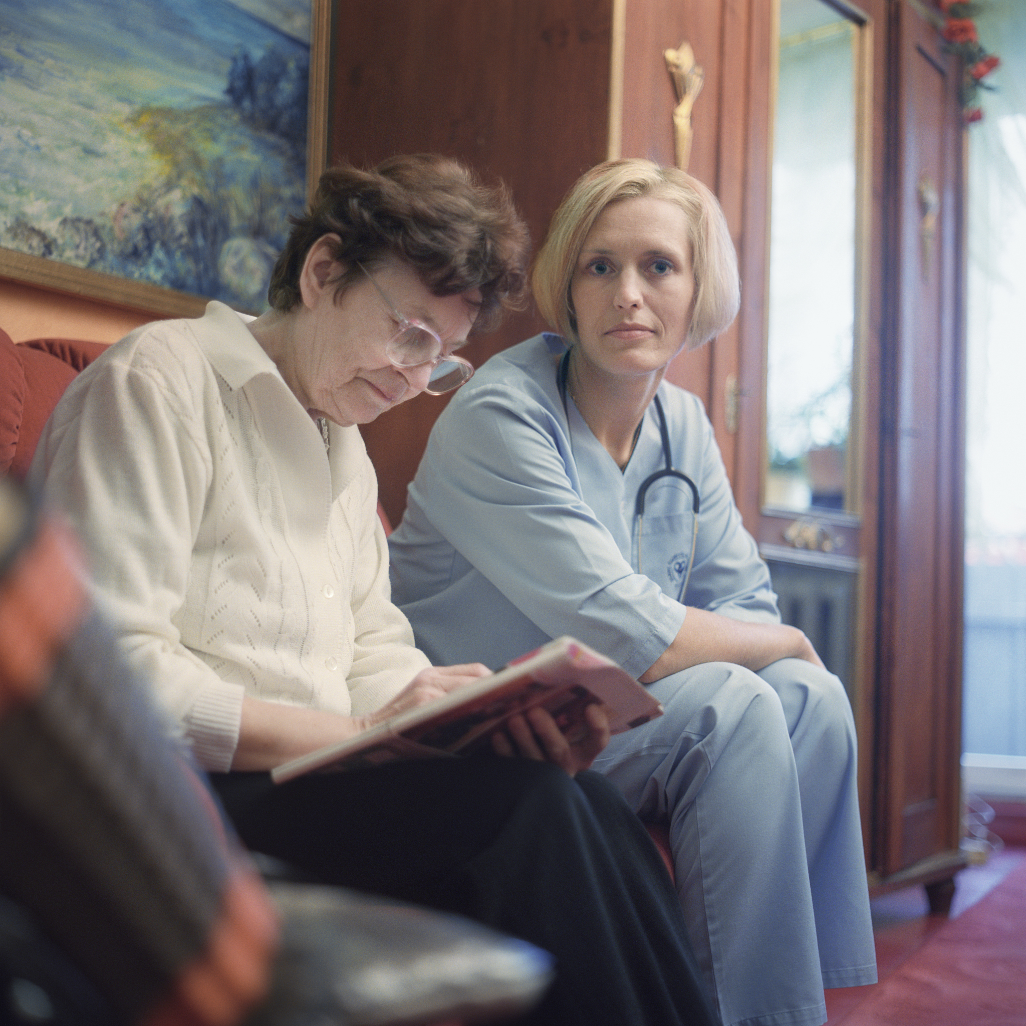 我认为您将精力和时间集中在工作上真是太好了。我有很多事情要做上周我们为我姐夫举行了追悼会。仍然很难相信他已经死了。去年我失去了我的哥哥这让我很沮丧。所以我仍在为此苦苦挣扎所以它有助于保持忙碌。我姐夫的死带来了一份礼物我和比我小两个月的另一个姐夫建立了联系我们有很多共同点。我们每周谈几次这对我们俩都有很大帮助。