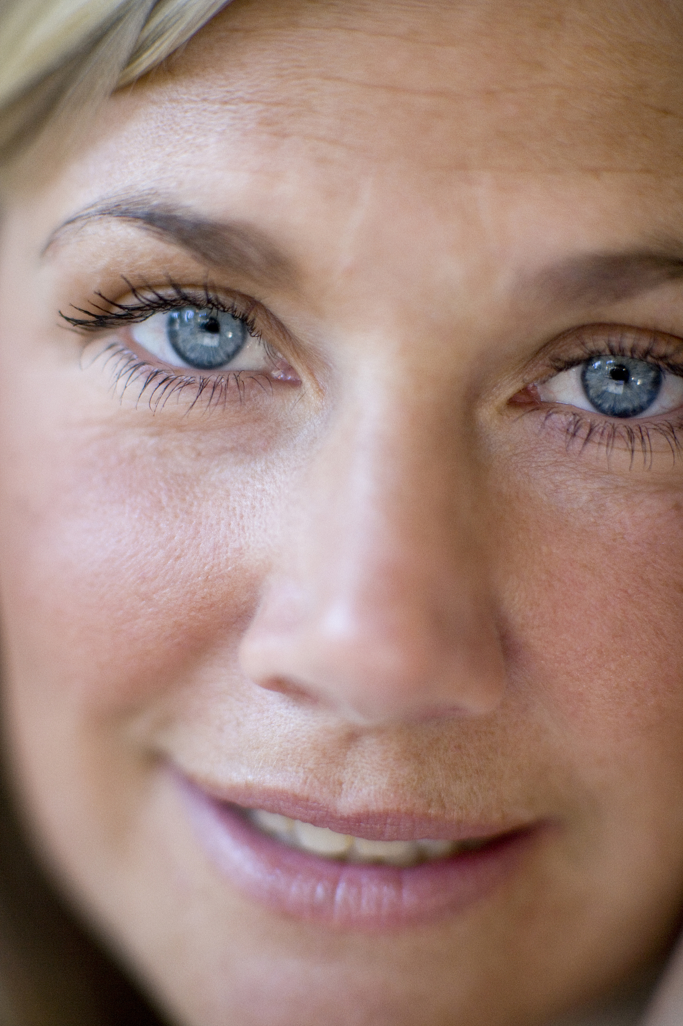 描述一下一个人很疲惫的样子这个人的眼神沉重眼袋深陷眼角下有细小的皱纹。他的面色苍白无血色没有精气神看起来很虚弱。他的头发凌乱似乎没有打理过甚至可能出现掉发的情况。他的身体姿态也很低沉走路的步伐缓慢而沉重没有往日的轻盈和自信如同一团疲惫的泥沙。继续