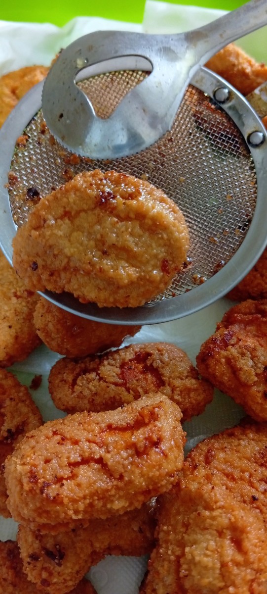 新鲜制作的炸鸡块照片