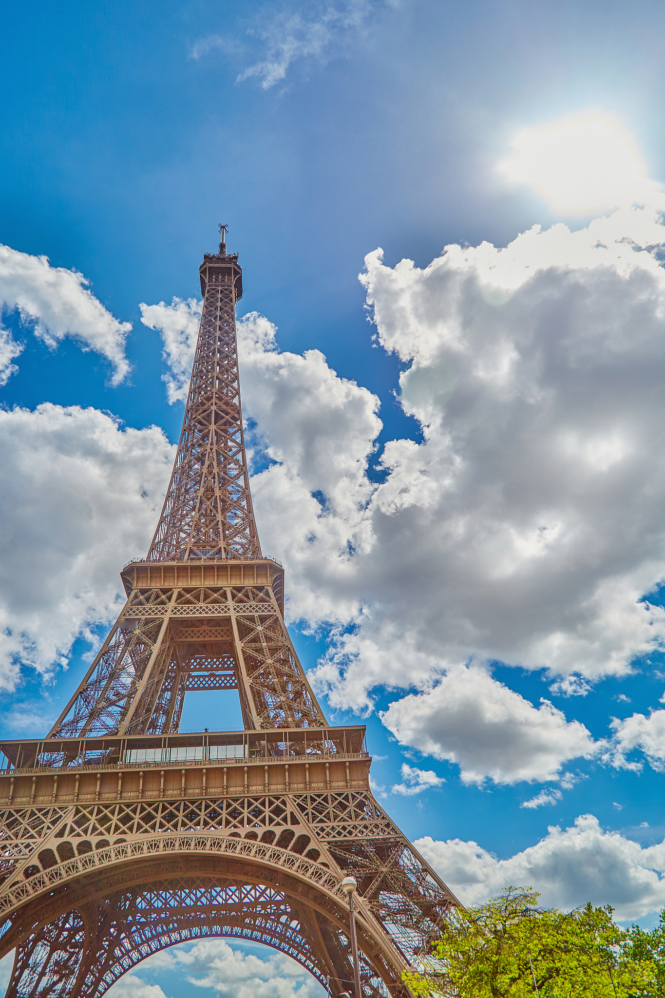 埃菲尔铁塔：巴黎标志性建筑的详细介绍