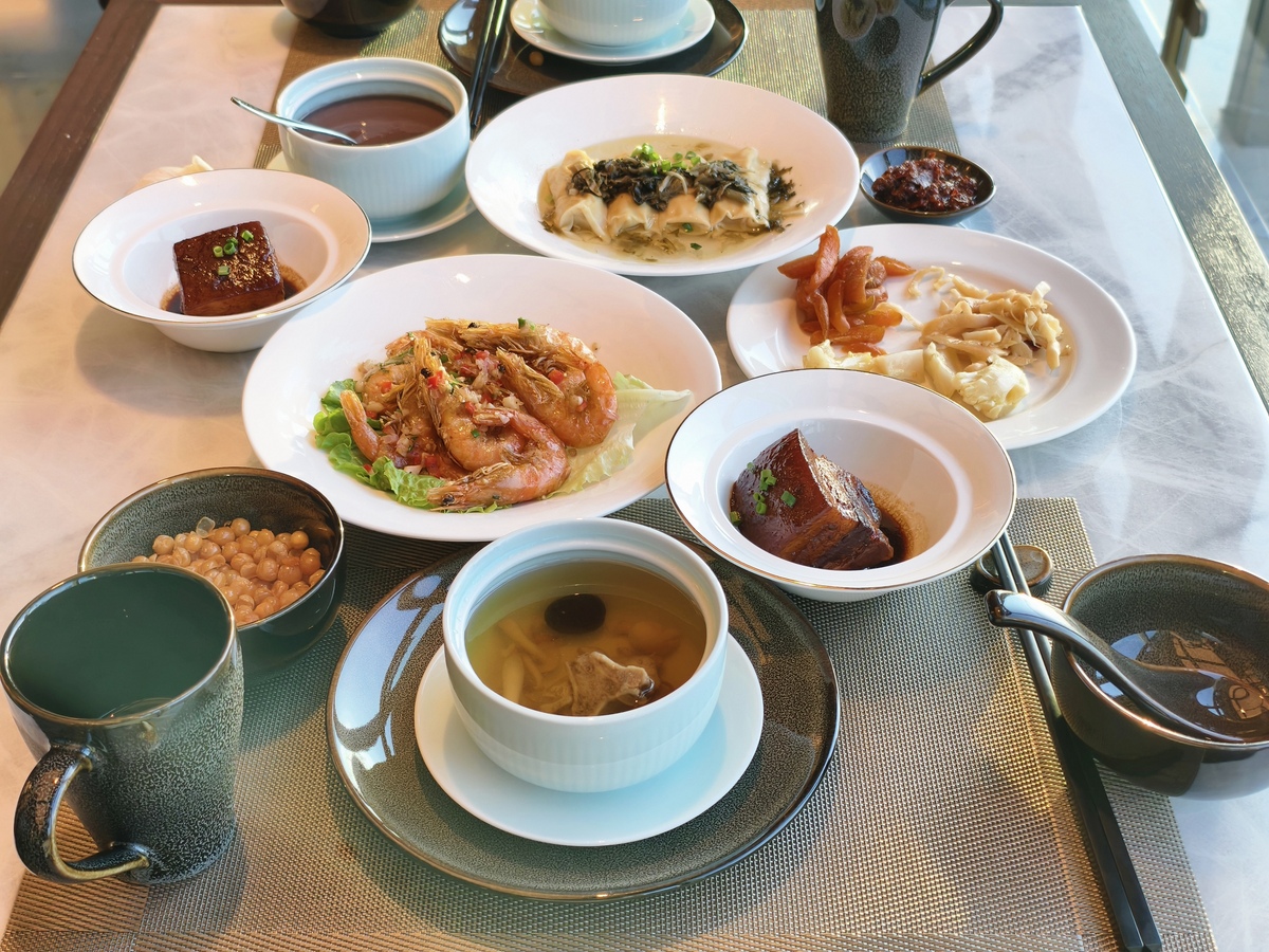 用50词左右的英文回答In terms of the variety of Chinese cuisine we tend to think of the eight regional cuisines rather than home cooking However home cooking is an important part of Chinese cuisine and it varie