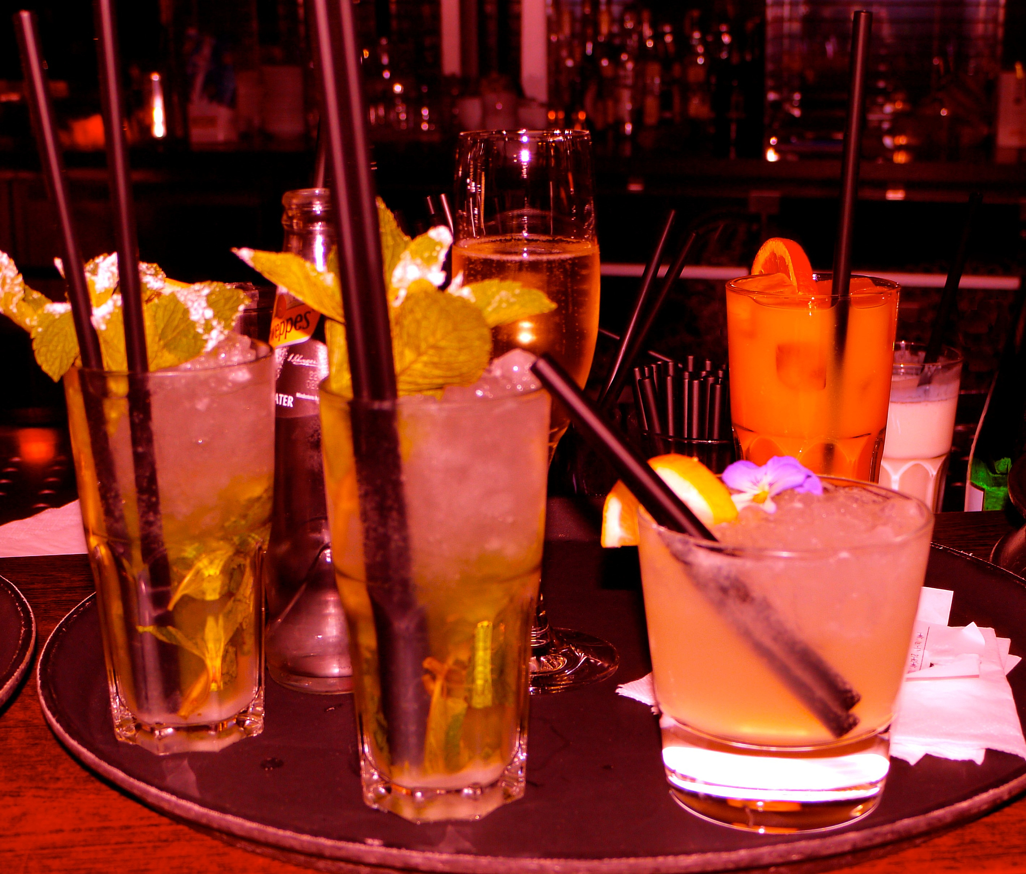 给FOXBAR 清吧写一个200字好评