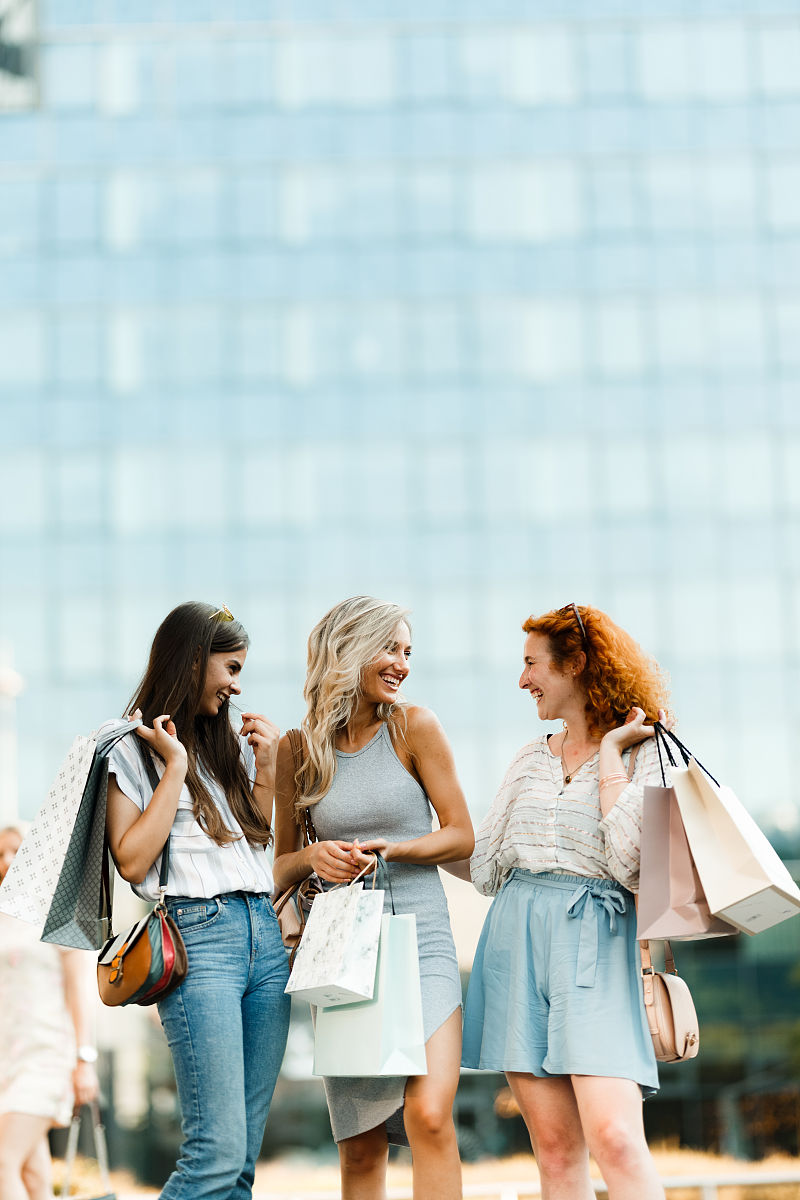 男方说：我发现你衣服穿搭很好看耶 女方说：我是啥风格好看的衣服都想要 男方如何回复？
