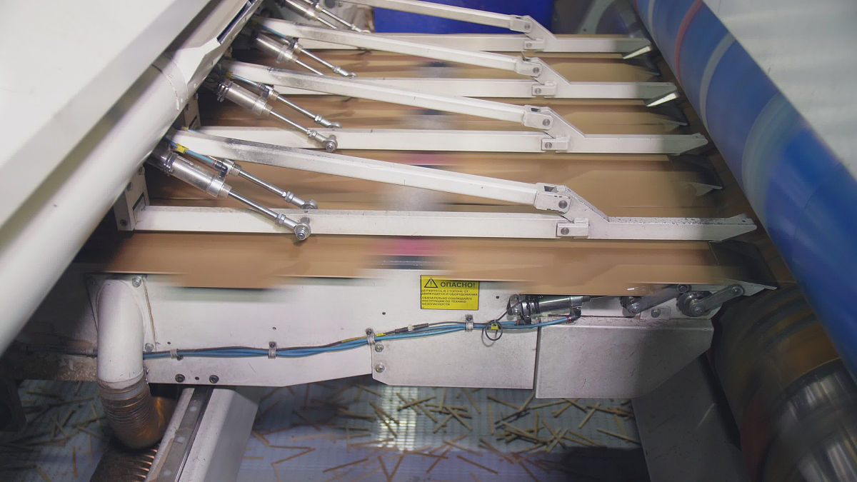 日立隔磁栅底坑支架装多高合适帮我用210字详细描述