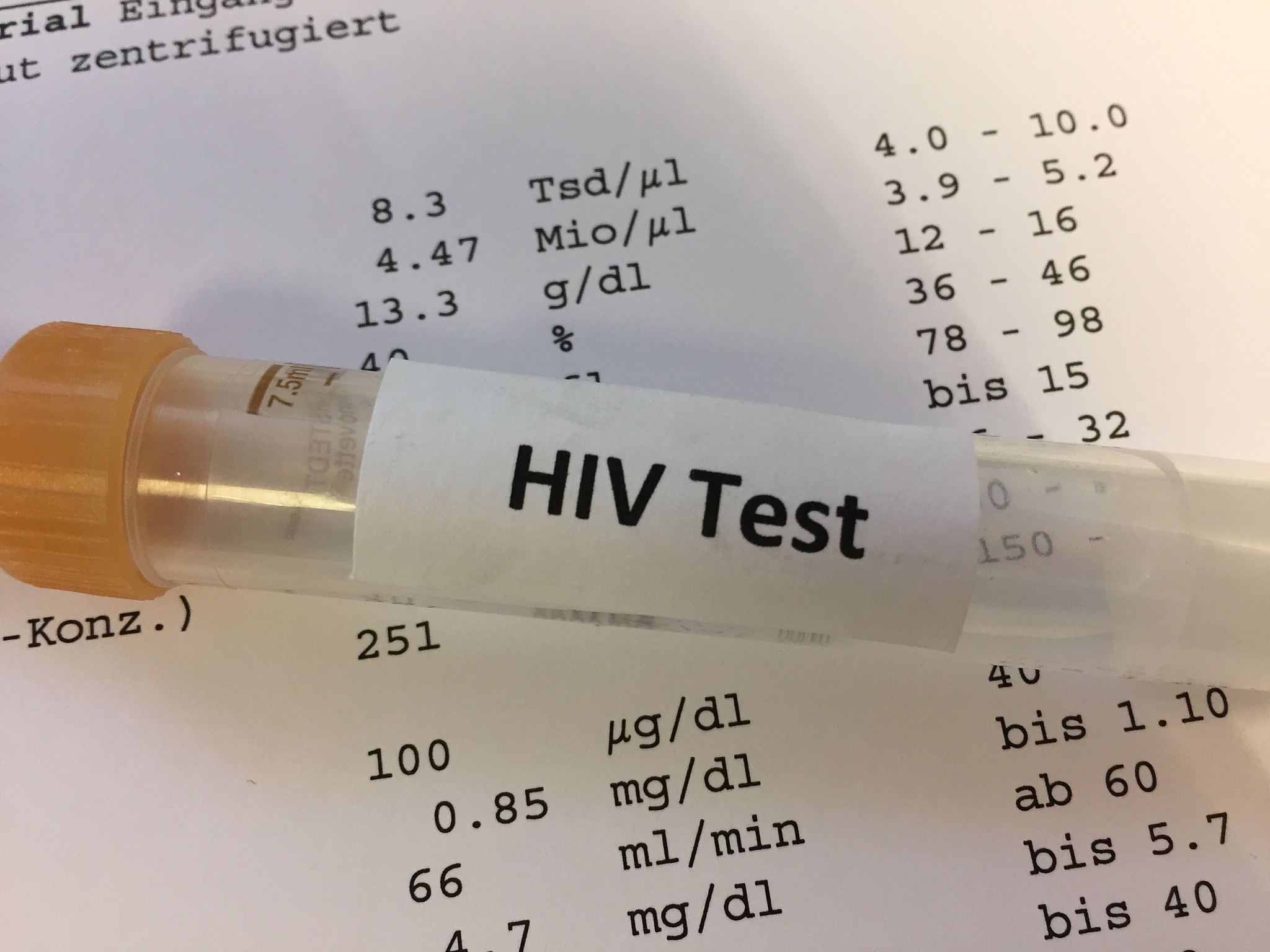 用学术性中文润色以下文本：F81细胞用DMEM培养基含5 FBS培养3~4 d后用含EDTA的胰蛋白酶消化细胞接种6孔细胞培养板待细胞长成单层后用于病毒接种。取过滤后的鼻拭子接种于长满F81单层细胞的6孔板每孔接种200 µL设置正常细胞对照。置于37℃ 5 CO2培养箱中培养孵育1~2 h；补加细胞培养基至2 mL孔置于37℃ 5 CO2培养箱中培养并每天观察状态。若出现细胞病变CPE则病变达8