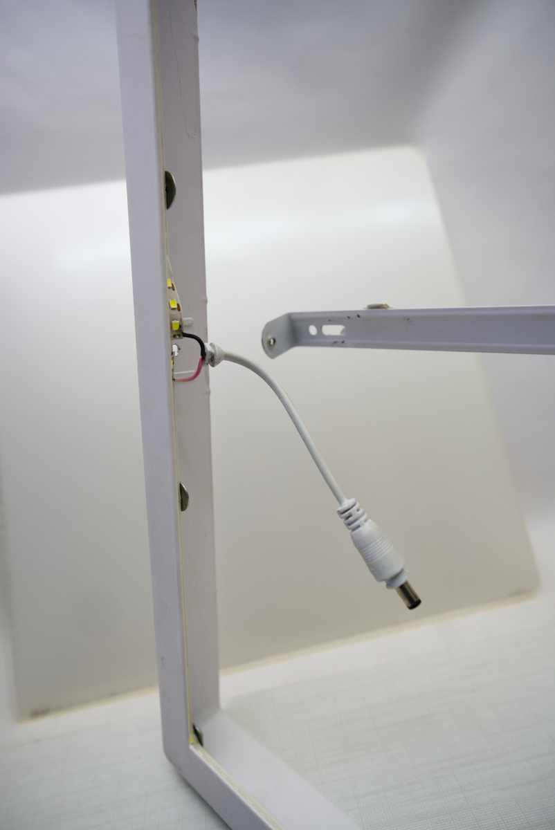 将冒号后的话用你的话复述一遍字数要求至少400字：护眼台灯主要由单端荧光灯和灯具两部分组成。单端荧光灯为节能灯；灯具里的主要电器元件是电子镇流器和启动器。它的工作原理是把低频闪提高至高频闪这种护眼灯采用变频电子镇流器将电频率由50H z提高至5500H z以减少频闪采用三基色荧光粉减少了炫光效应使得光线柔和不刺目使人眼感受不到频闪不适以此来减轻视力疲劳。频闪效应是所有荧光灯管的一个测试指标：频闪越