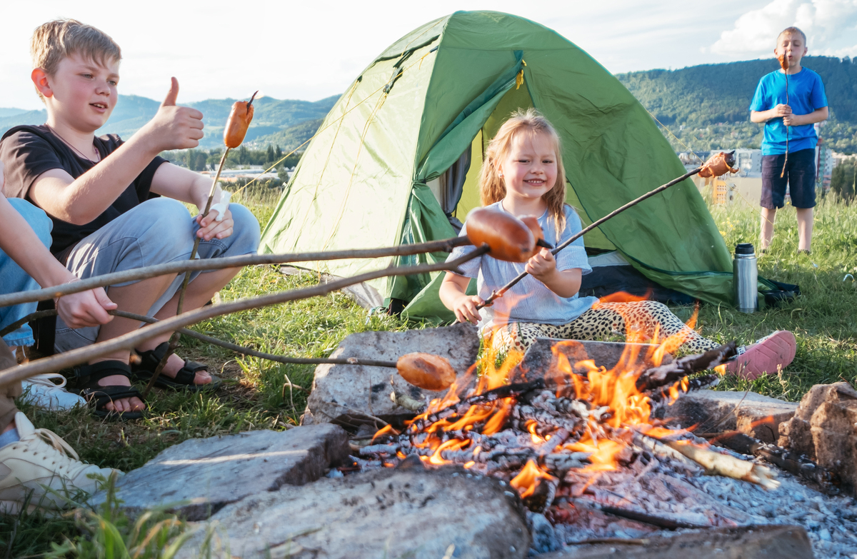 你作为一个露营营地的经营者计划打造一个生活方式让露营者在营地能有好玩、有趣、好吃的体验你会怎么做说出详细步骤与方案