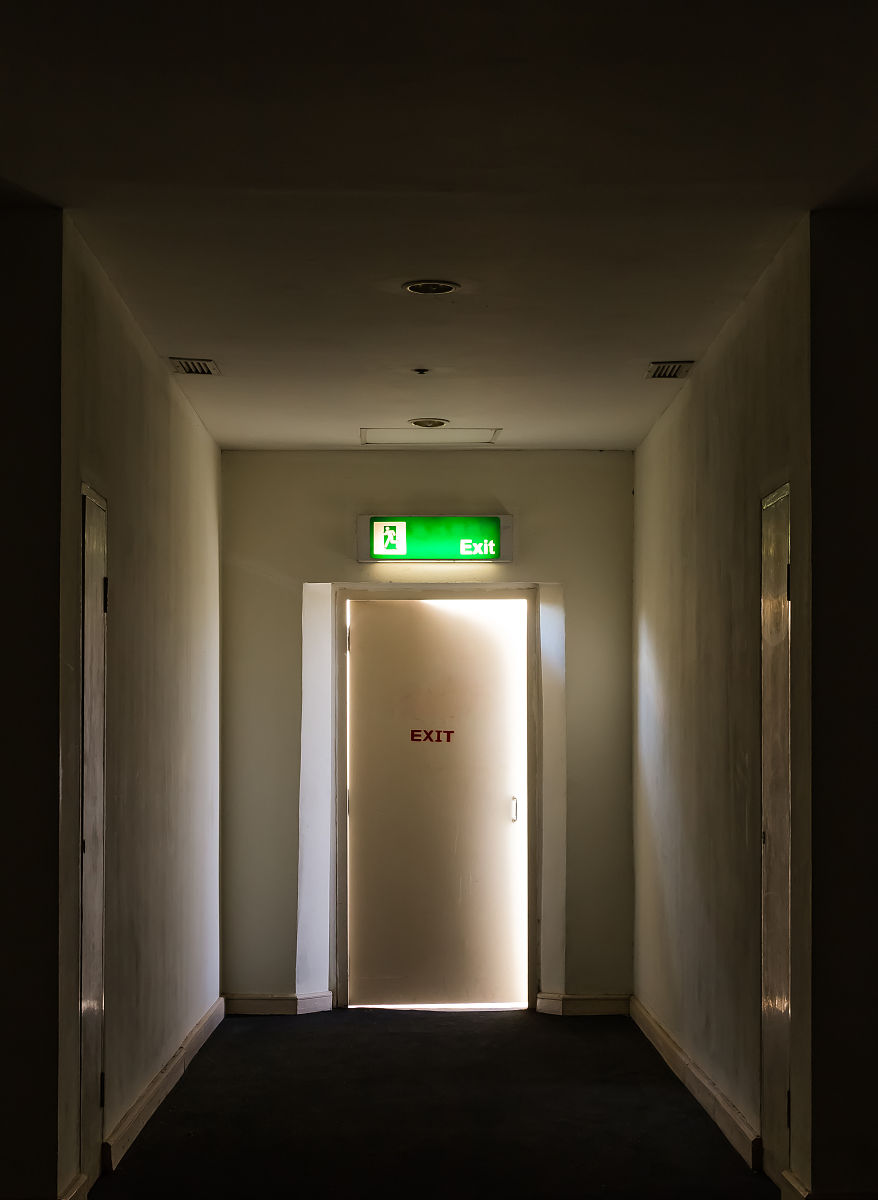 配电房要装安全出口指示灯吗为什么 用250字帮我描述