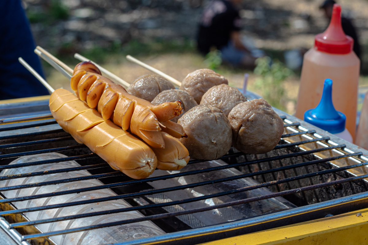 利用肠鹌故里品牌名写一段广告宣传词。主营是烤肠和考鹌鹑蛋