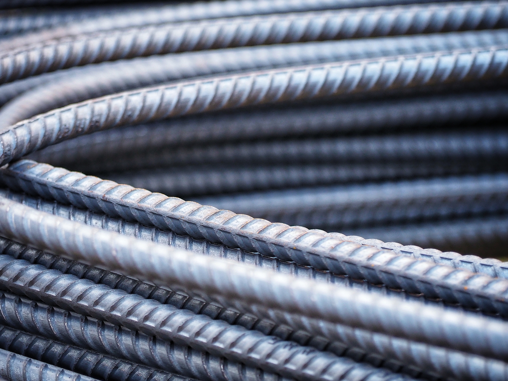 请回答构件按正常使用极限状态设计时钢筋采用什么强度？混凝土采用什么强度？并请给出参考文本