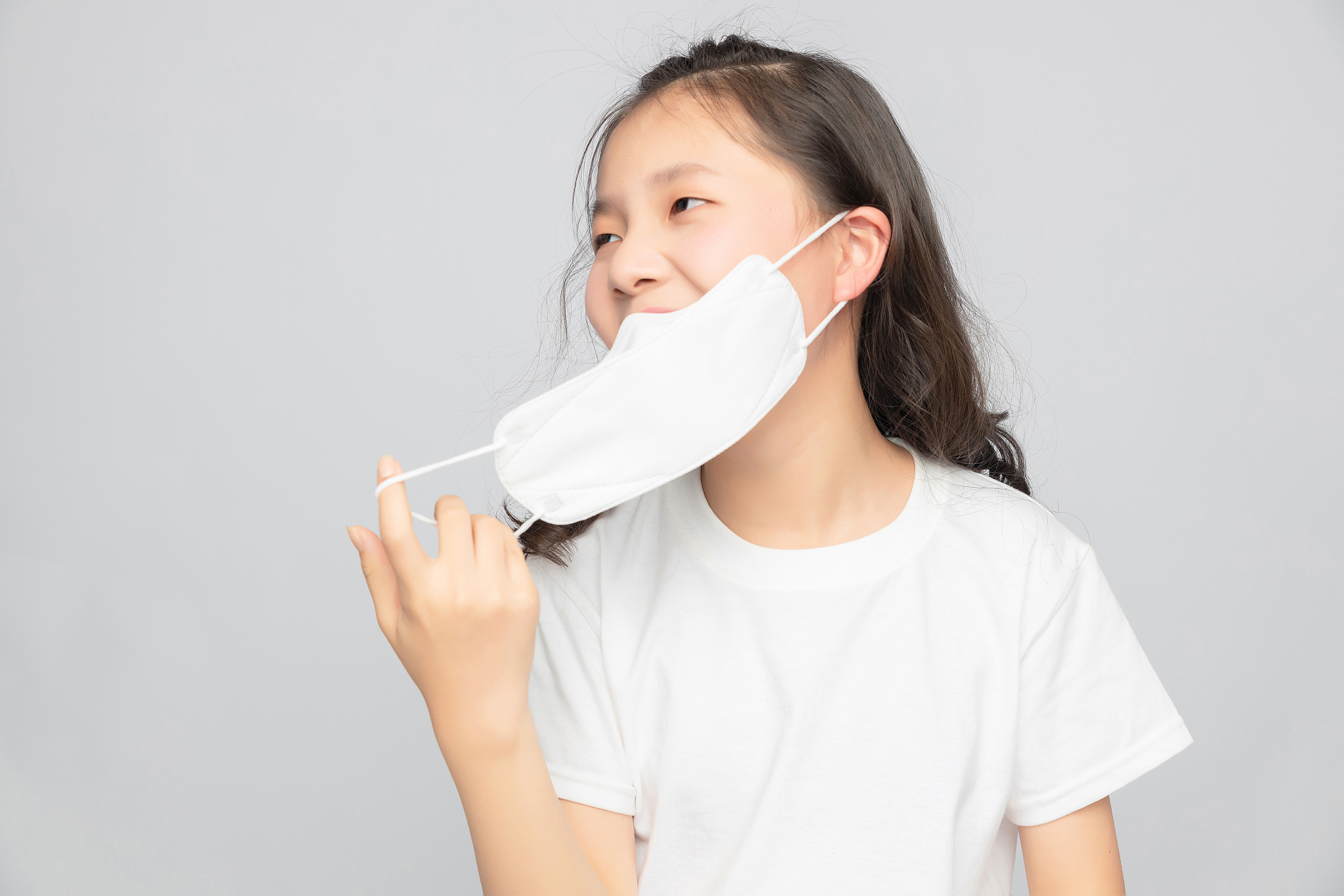 灰色背景里的亚洲小学女生