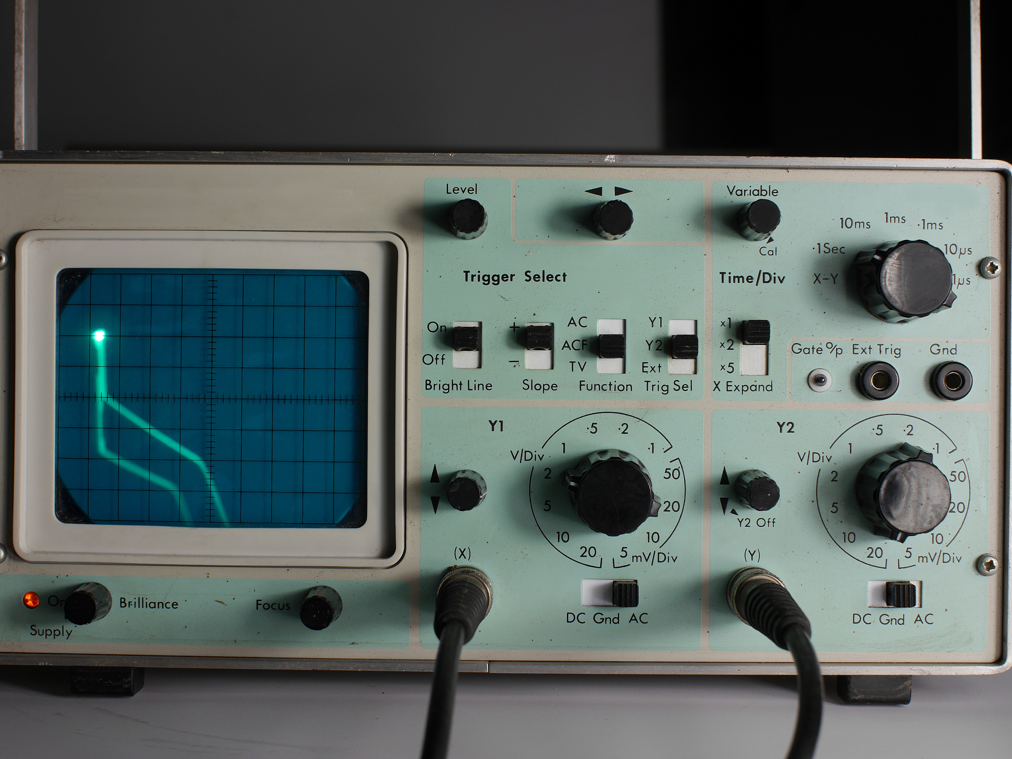 Low-Temperature High-Performance Integrated Electro-optic Modulators for Cryogenic Optical Interconnects