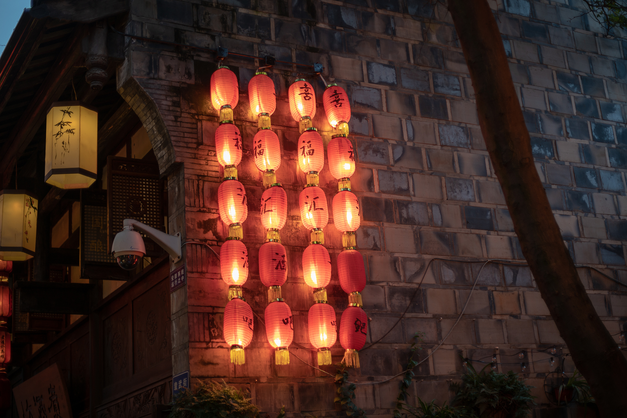 写一个介绍四川成都的app