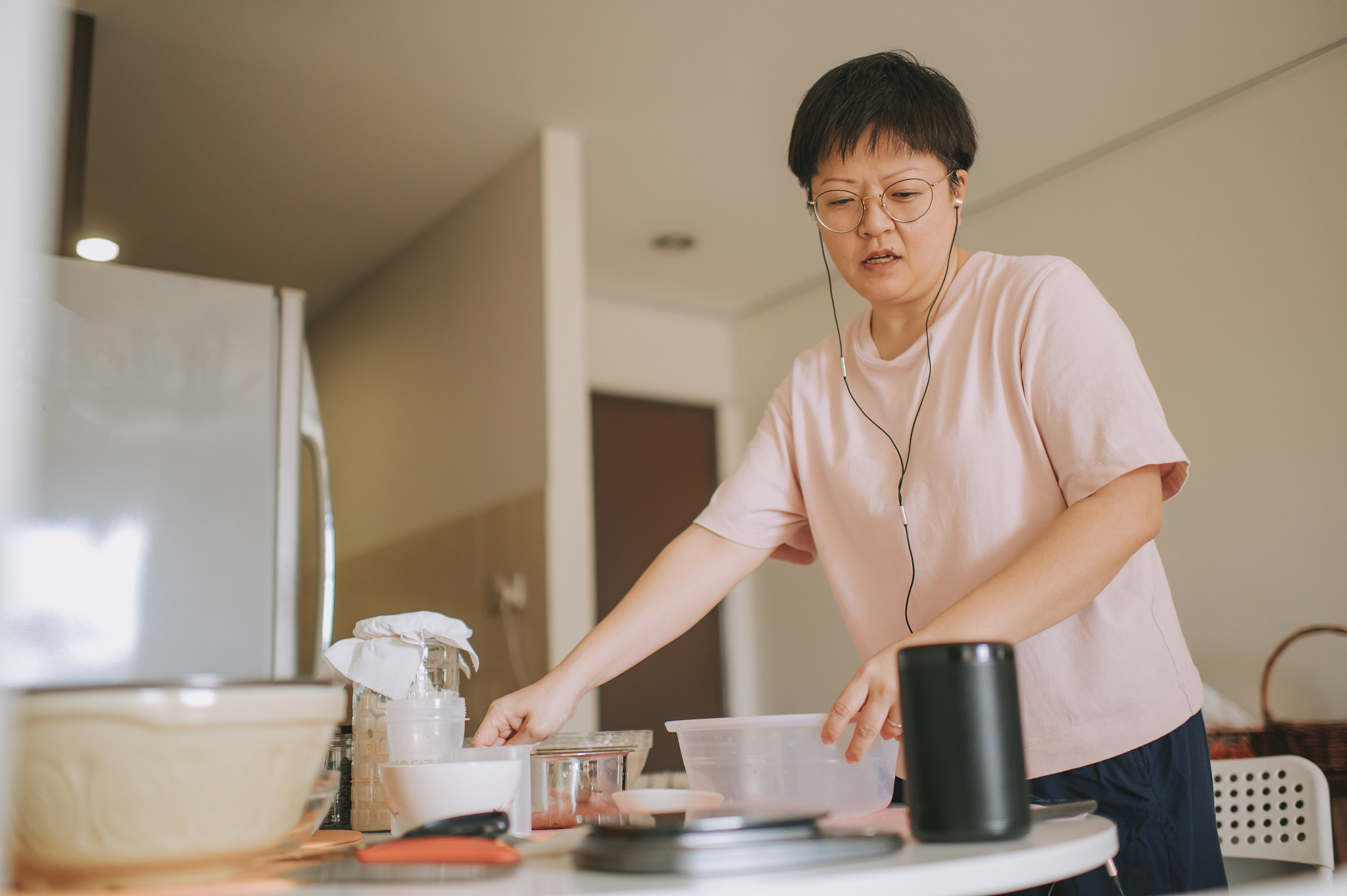 提供适合下面文章的5张图片在中国有句古话叫做半个馒头也不浪费这句话不仅仅是关于节约粮食的更是反映了东亚人的思维方式。普通人的思路是：给工人一个馒头他就会干一个小时的工作。如果你想让工人再干一个小时你需要再给他一个馒头。东亚人的思路则是：第一天工头给了一百个人一个馒头告诉他们干活最多的人会得到它。第二天工头又给了一百个人一个馒头告诉他们干活最多且说话最好听的人会得到它。第三天工头先让工人干活然后拿着