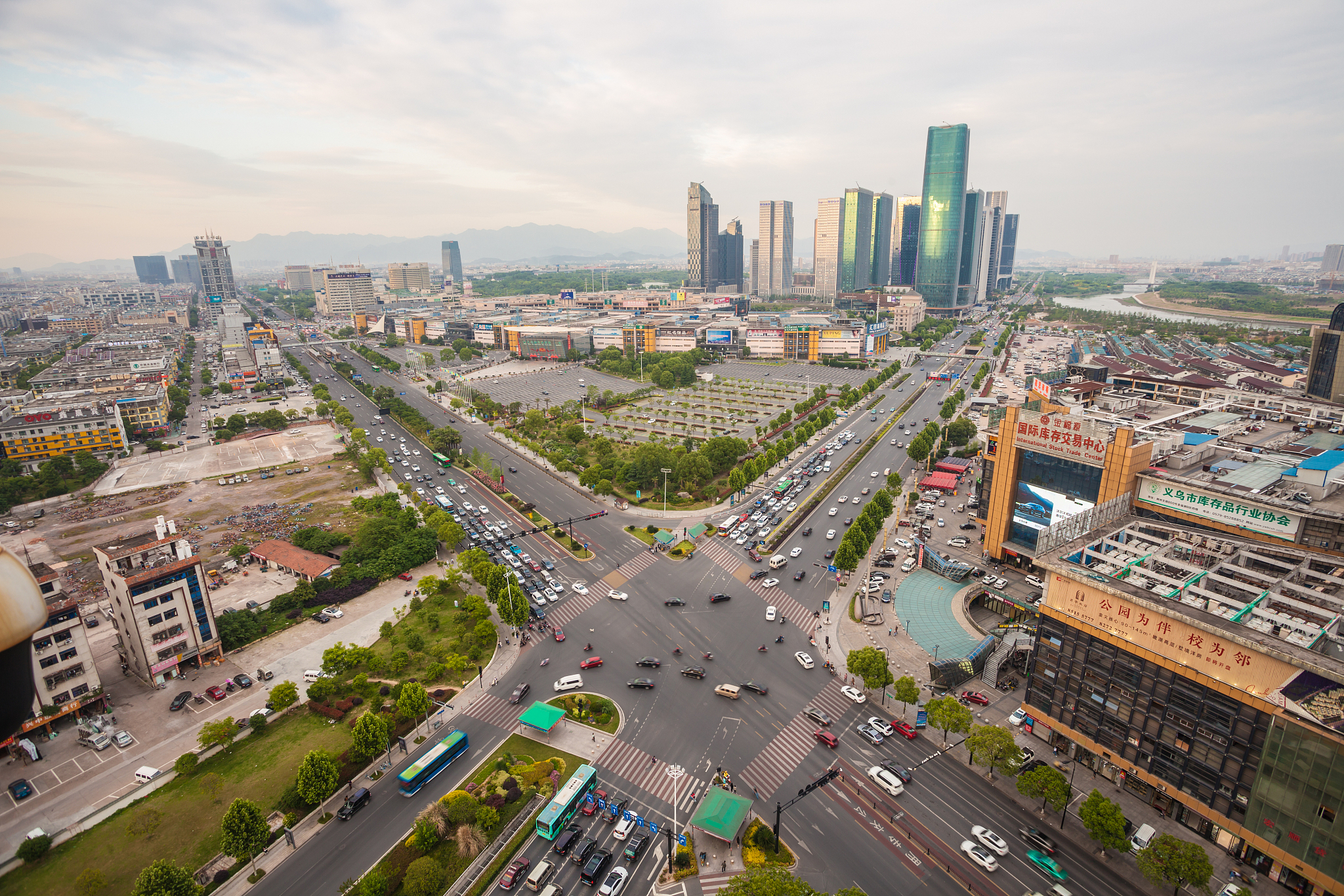 陕西商贸学院附属中职校招生对象：初中毕业生、非毕业生及成人