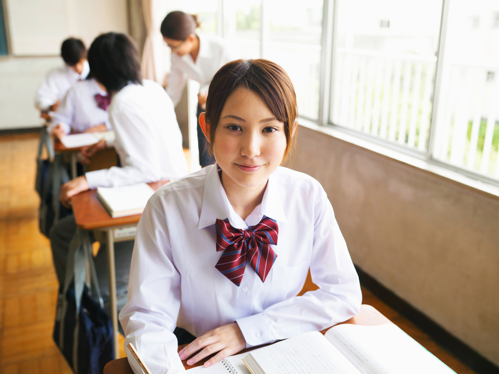 我们日语学校新来了一名hitho老师她是一名精通广东话以及汉语的日本籍教师毕业于暨南大学从小就在中国以及日本两地返还生活目前担任我们学校的日语口语教师可以为我们写一篇HITHO老师的详细介绍文章吗？