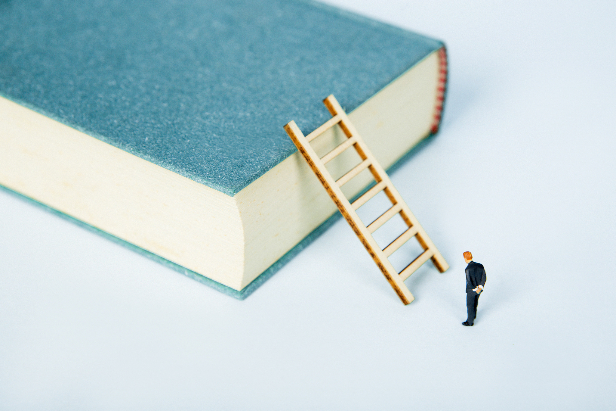 使用1000字进行结合中国打工人做例子描述一下采铜 的《精进：如何成为一个很厉害的人》第六章的内容