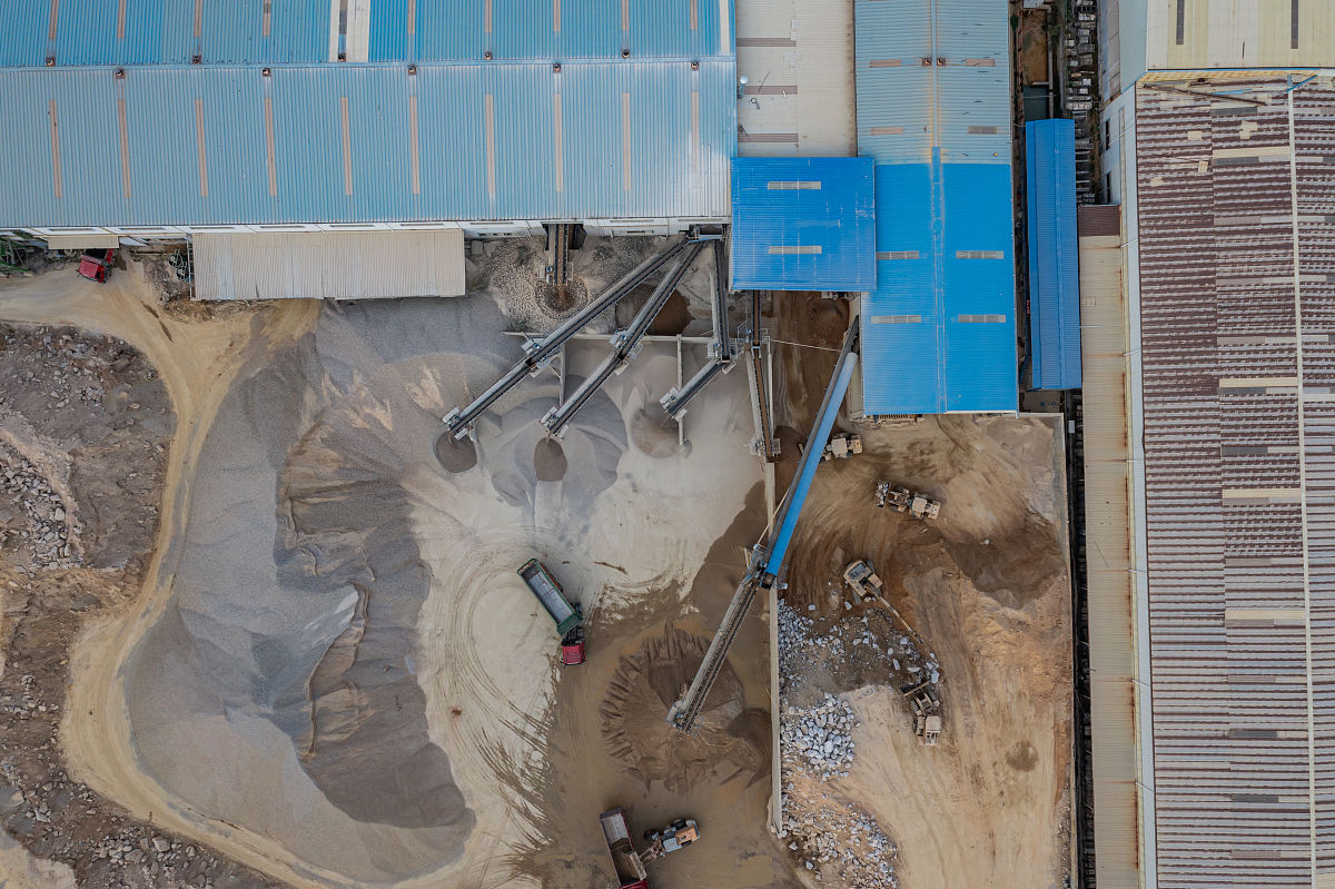 实测最大水平主应力为1313～2274MPa岩体强度应力比为439～762为中～高应力区最大水平主应力方向N67°W~N69°W平均值为N68°W与初拟的厂房轴线N137°E呈大角度相交82°与主要结构面方向呈30°右小角度相交对地下厂房的围岩稳定有一定不利影响为此望分析构造应力比重查清厂房区结构面产状进一步研究调整地下洞群轴线的必要性和可能性并加強施工监测加强施工支护注意施工期地下洞侧墙围岩的卸