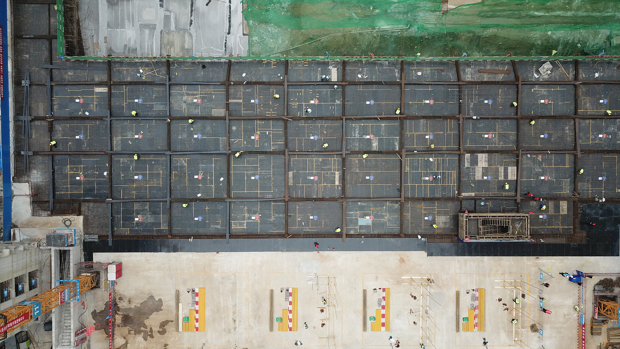 直径20毫米的钢筋与直径22毫米的钢筋搭接搭接长度49d此处d为多少mm帮我用200字详细描述