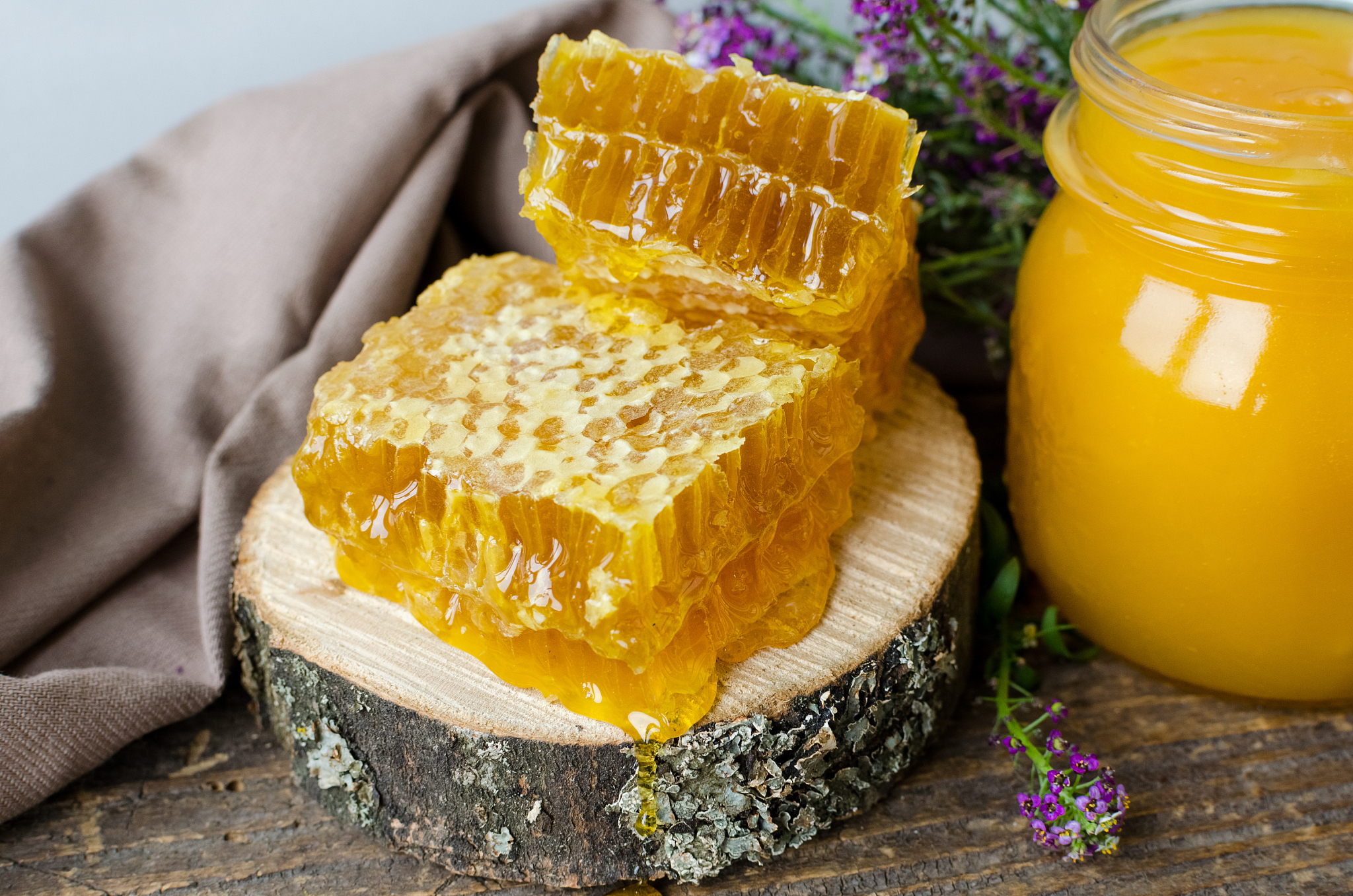 蜂巢蜜怎么吃？揭秘口感像蜡的秘密！