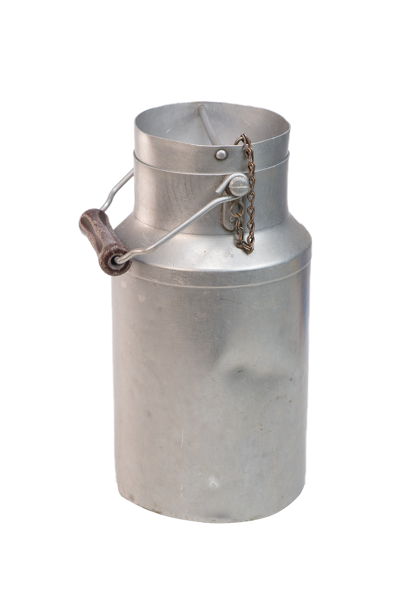 将铝罐放入水中后拿出来加热会怎么样如果将铝罐放入水中后拿出来加热铝罐内的水分会蒸发产生蒸汽导致铝罐内部的压力增加。如果加热过度铝罐可能会爆裂或炸开因为铝的熔点很低而且铝是一种导热性很好的金属所以在高温下铝罐内部的压力会迅速增加导致铝罐破裂或爆炸。因此不建议将铝罐放入水中后加热。继续