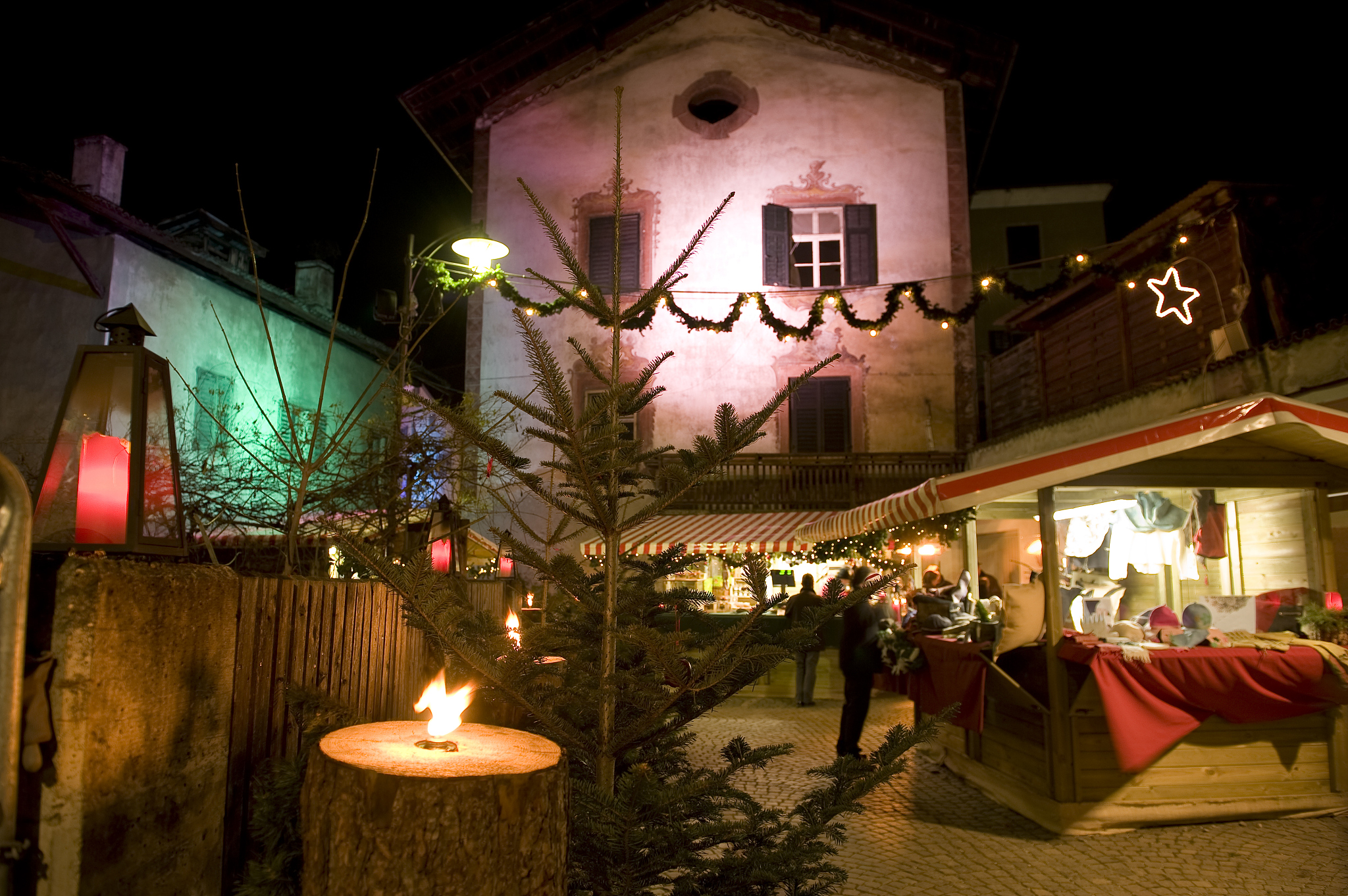 烟火小院，浪漫夜晚，啤酒烧烤，欢聚时光