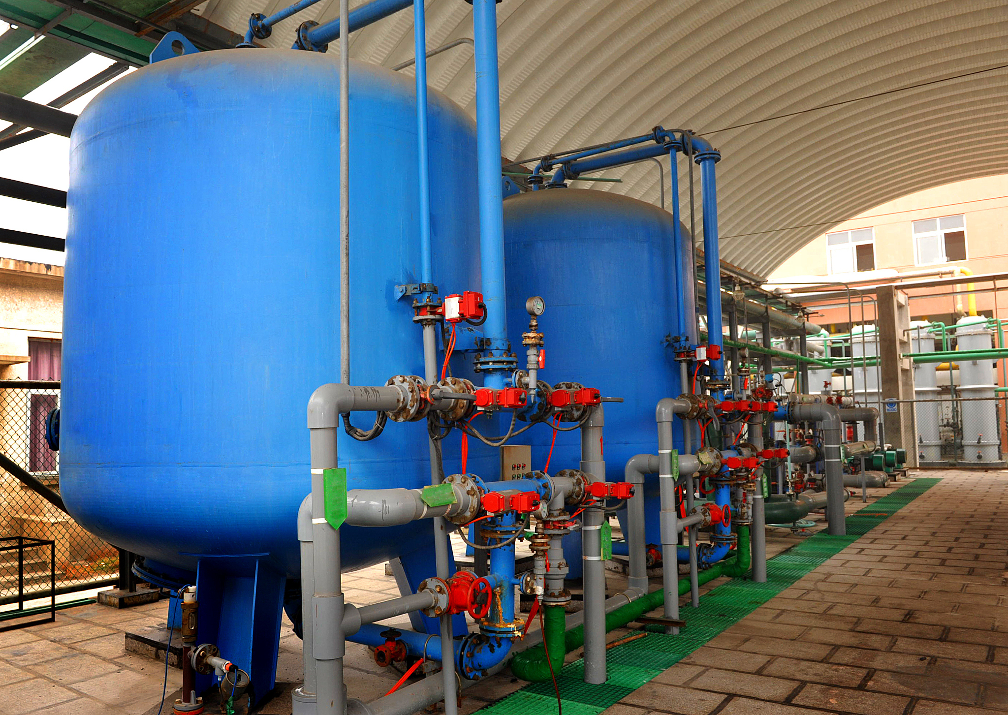 请翻译工厂有8个一级成品油灌其中两个罐容是7500吨6个是3000吨。另有一个约3000吨的三级油灌。成品油在进入成品油灌前经流量计被计量。