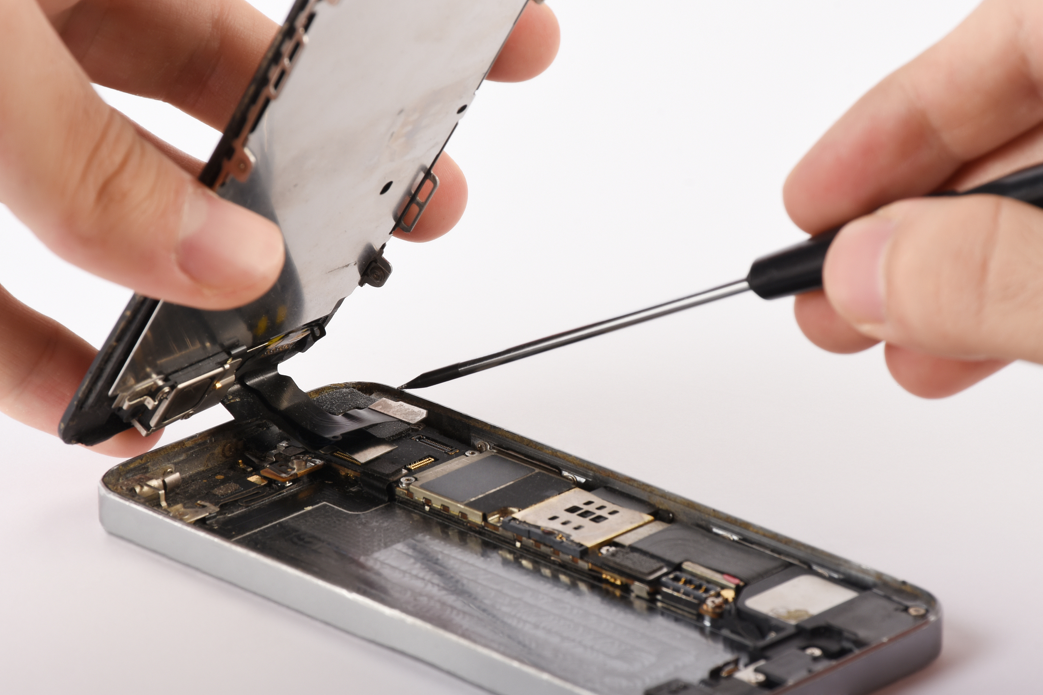 介绍一下手机屏幕胶水手机屏幕胶水是一种用于手机屏幕修复和更换的胶水。它通常是一种透明的、粘性的液体胶水可以将手机屏幕和其他部件粘合在一起以确保它们紧密连接并防止进水。手机屏幕胶水有多种不同的类型和品牌其中一些是专门为特定的手机型号设计的而其他的则适用于多种不同的手机。一些常见的手机屏幕胶水品牌包括LOCA、TP-2500、UV LOCA、OCA等。在使用手机屏幕胶水时需要注意以下几点：1 选择适合