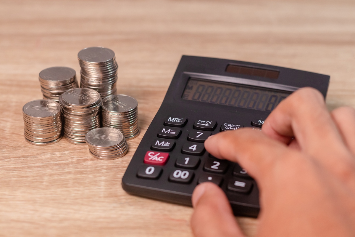 编写程序计算在给定利息、指定年数的情况下投资的未来值。这个计算公式如下所示。futureValue=investmentAmount1+monthlyInterestRate^years12 使用文本域输人投资额、年份和利率。当用户单击Calculate按钮时在文本域中显示末来的投资值