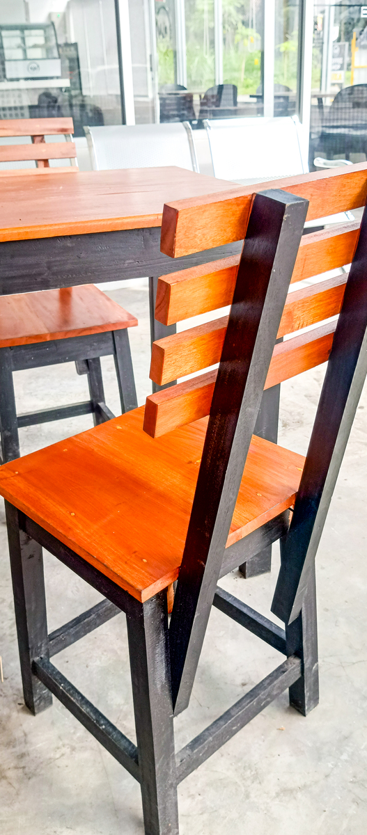 给我一个差评话术 形容 这个椅子质量很差做工和细节都很差还有气味不要客观 限制最少50字 最多150字