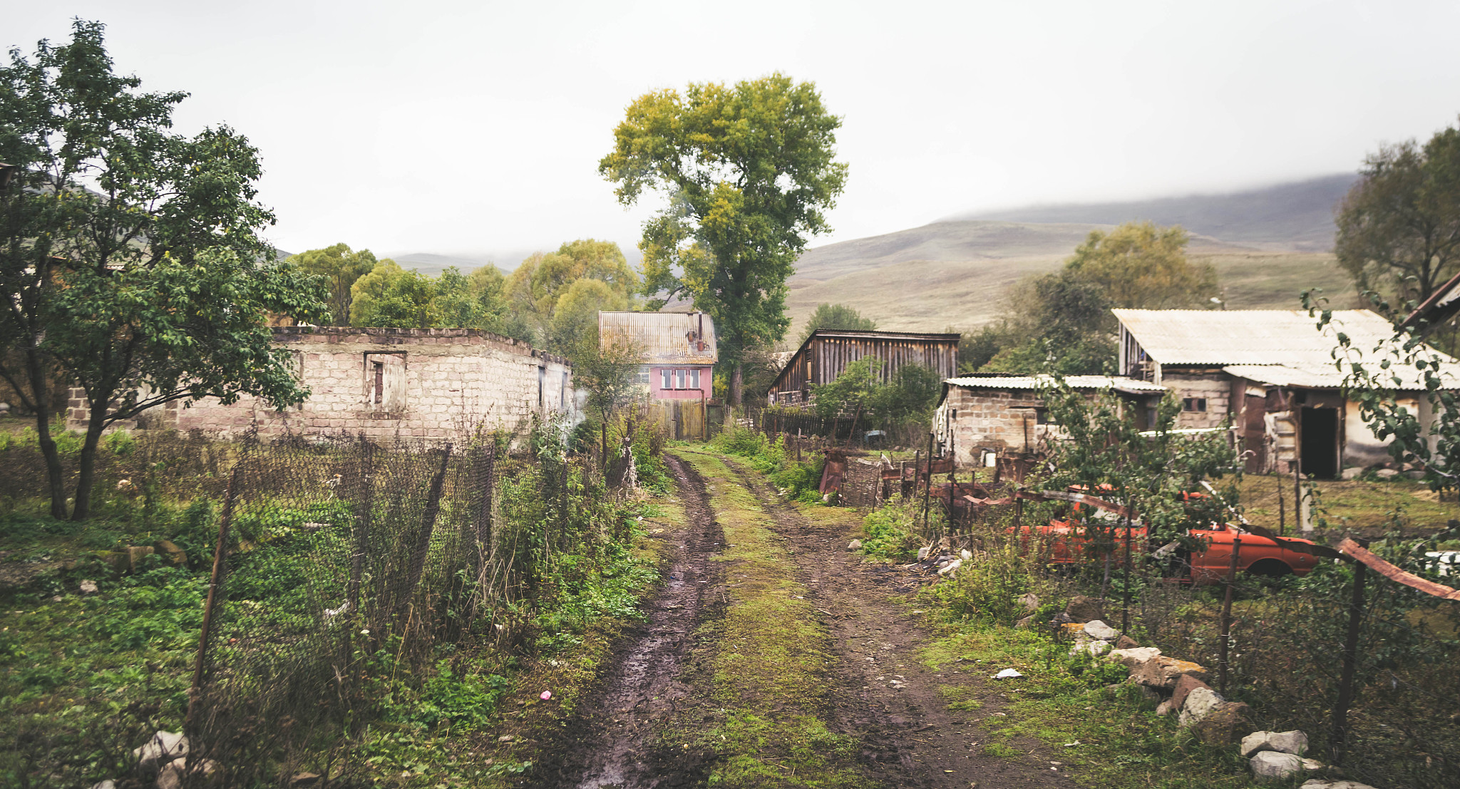 改下下面一段话，降低论文重复率：
美国对农村基础设施建设十分重视，主要通过改良基础设施、完善公共服务的方式改善农村人居环境，公路、水运等一系列交通基础设施的打造，使得进农村与城市的联系进一步密切，进一步缩小了城乡差距。